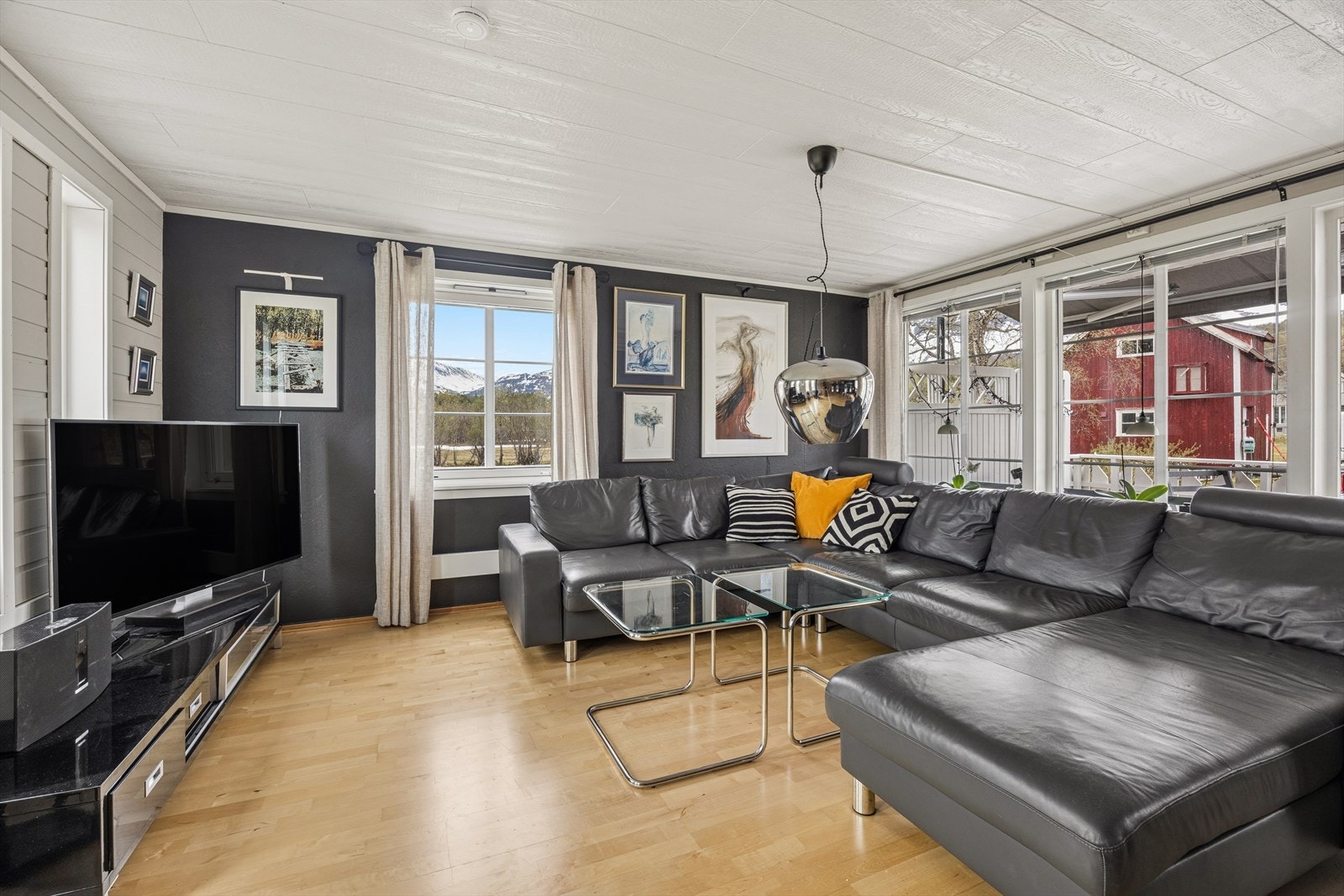 I 2015 ble det satt inn nye vinduer med 3-lags isolerglass i stuedelen. Galleribilde