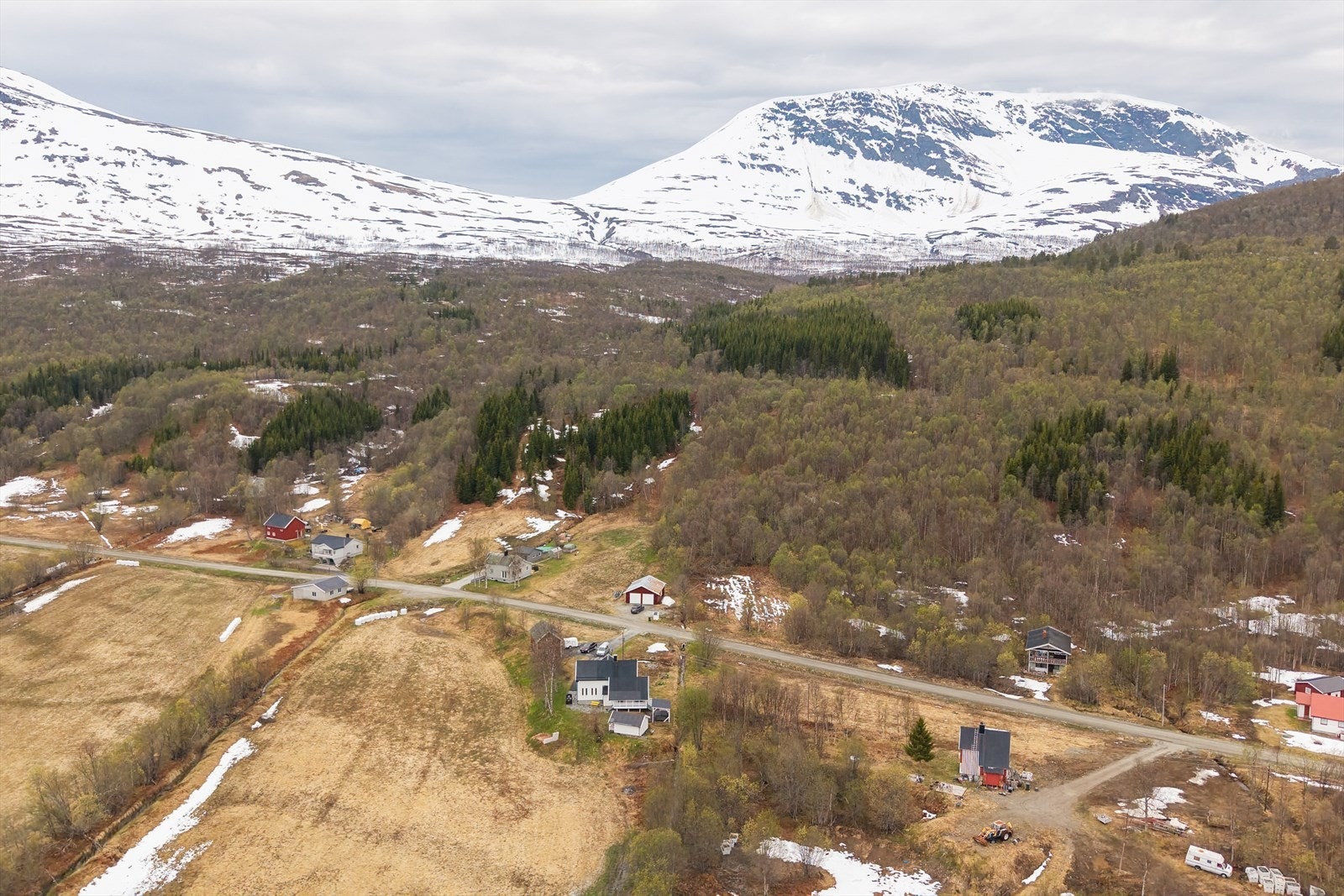 Omgitt av flott turterreng med fjell og skog rett utenfor døren. Fra eiendommen er det meget gode muligheter for utvikling av friluftsinteresse og andre aktiviteter i naturen hele året. På eiendommen er det jakt- og fiskerett. Galleribilde
