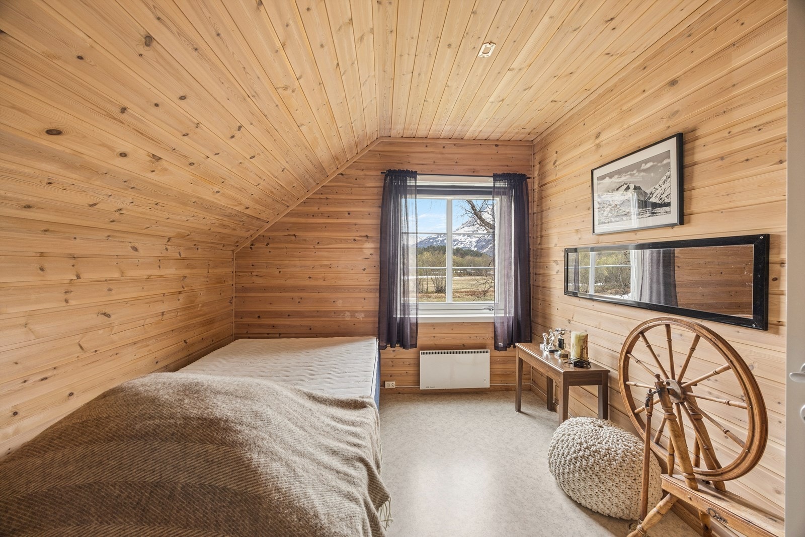 Rommene på loftet har en lun atmosfære og nydelig utsikt mot omgivelsene. Galleribilde