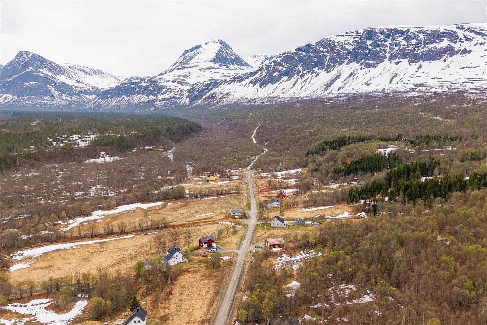 Eiendommen ligger i et landlig og naturskjønt område med spredt bebyggelse. Her bor du fredelig og usjenert, med god avstand til naboer. Galleribilde