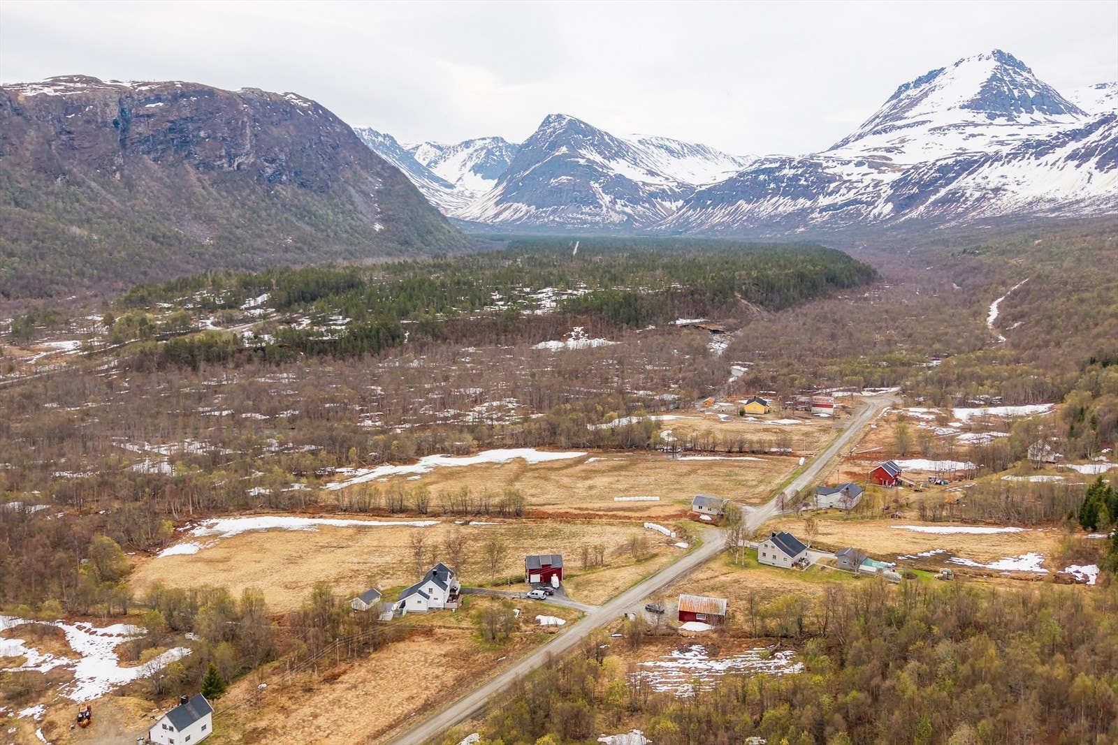 For et bredere handels- og tjenestetilbud ligger Storslett, regionsenteret i Nord-Troms, kun omtrent en halv times kjøretur unna. Det er ca 30 minutters vei til Sørkjosen lufthavn som gir gode forbindelser videre både regionalt og nasjonalt. Galleribilde
