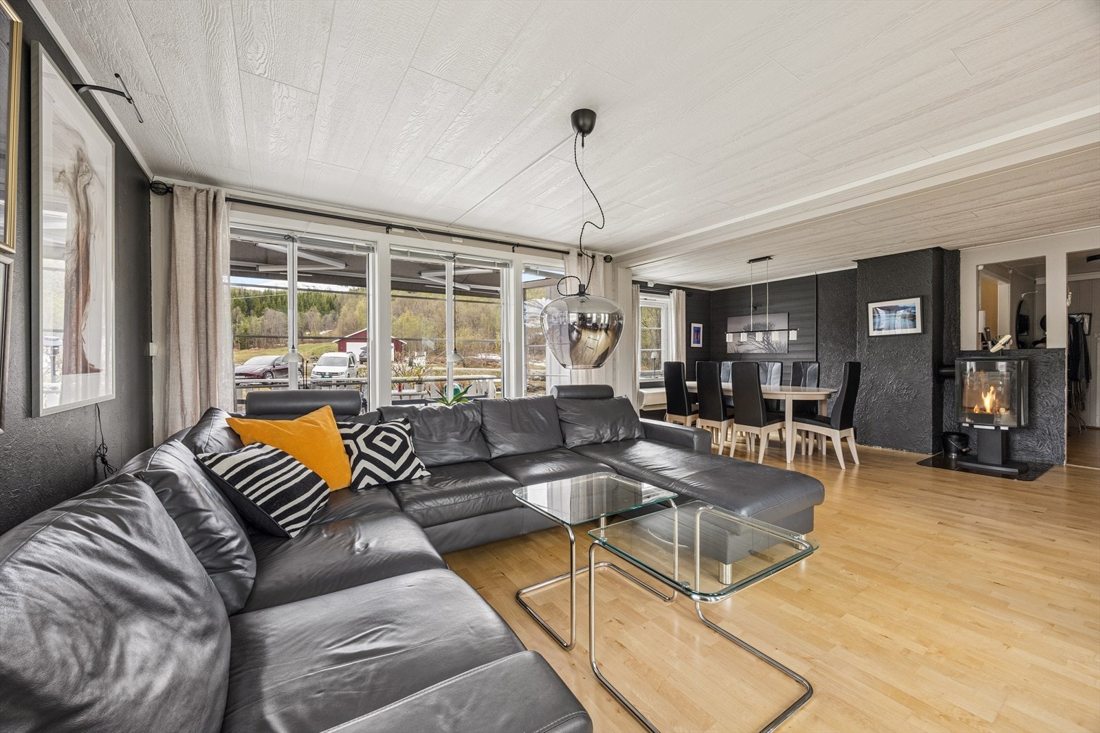 Fra stuen er det direkte utgang til en veranda ca på 28 m² med videre tilkomst til hageareal. Galleribilde