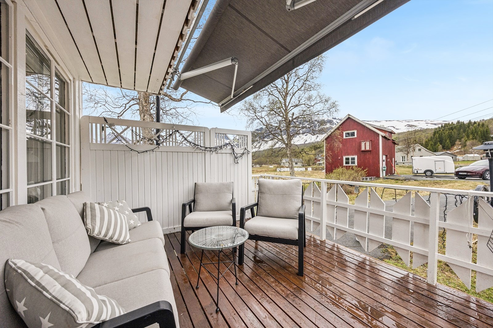 Den romslige verandaen har god plass til flere sittegrupper. Galleribilde