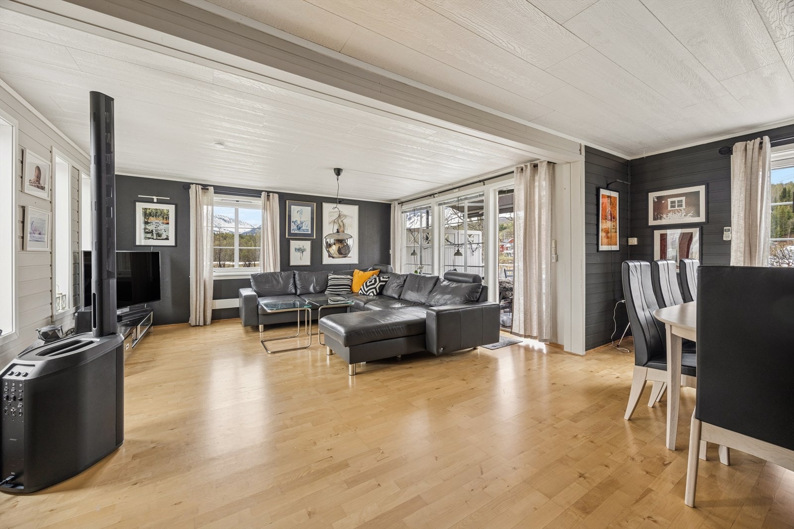 Stuen er romslig og har plass til både en stor sofagruppe og spisebord. Galleribilde