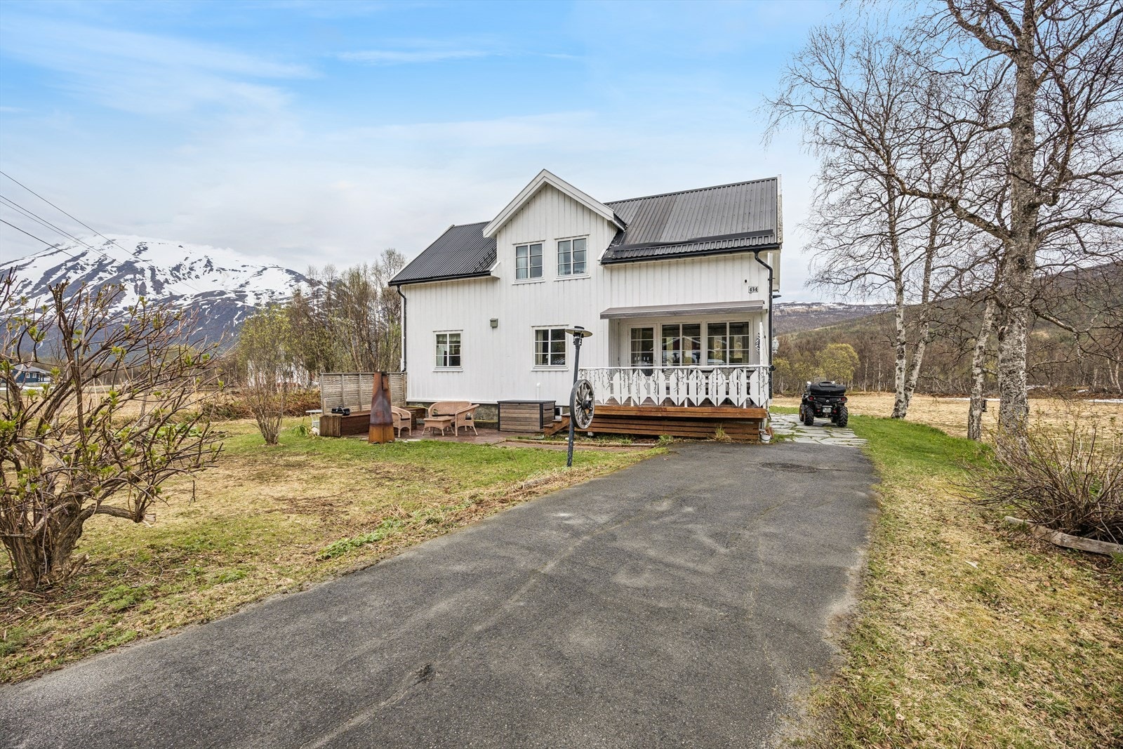 Eiendommen byr på rikelig med plass, med en stor enebolig, uthus/fjøs, anneks og en romslig dobbelgarasje og over 100 daa eiet tomt. Galleribilde