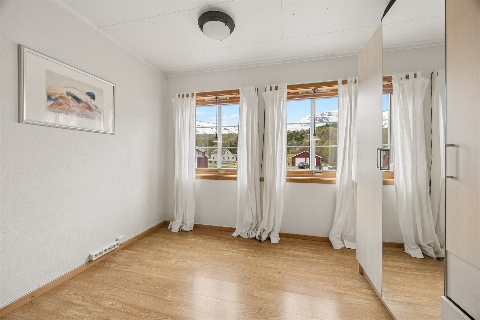 Dette rommet har laminat på gulvet og malte veggflater. Galleribilde
