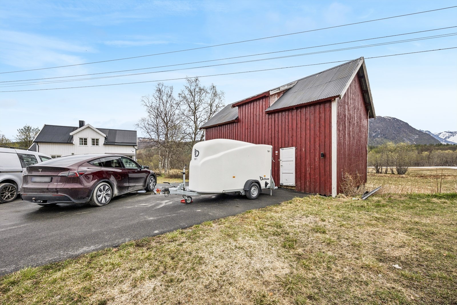 Et stort uthus/fjøs på totalt 66 m² over to etasjer gir svært gode lagringsmuligheter. Galleribilde