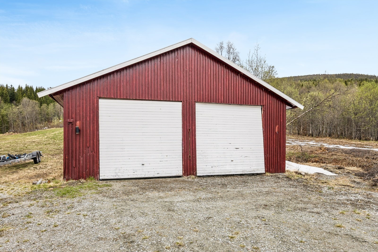 Eiendommen har en romslig, frittstående dobbelgarasje på 78 m², utstyrt med to vippeporter. Garasjen gir god plass til både kjøretøy og oppbevaring av utstyr. Galleribilde