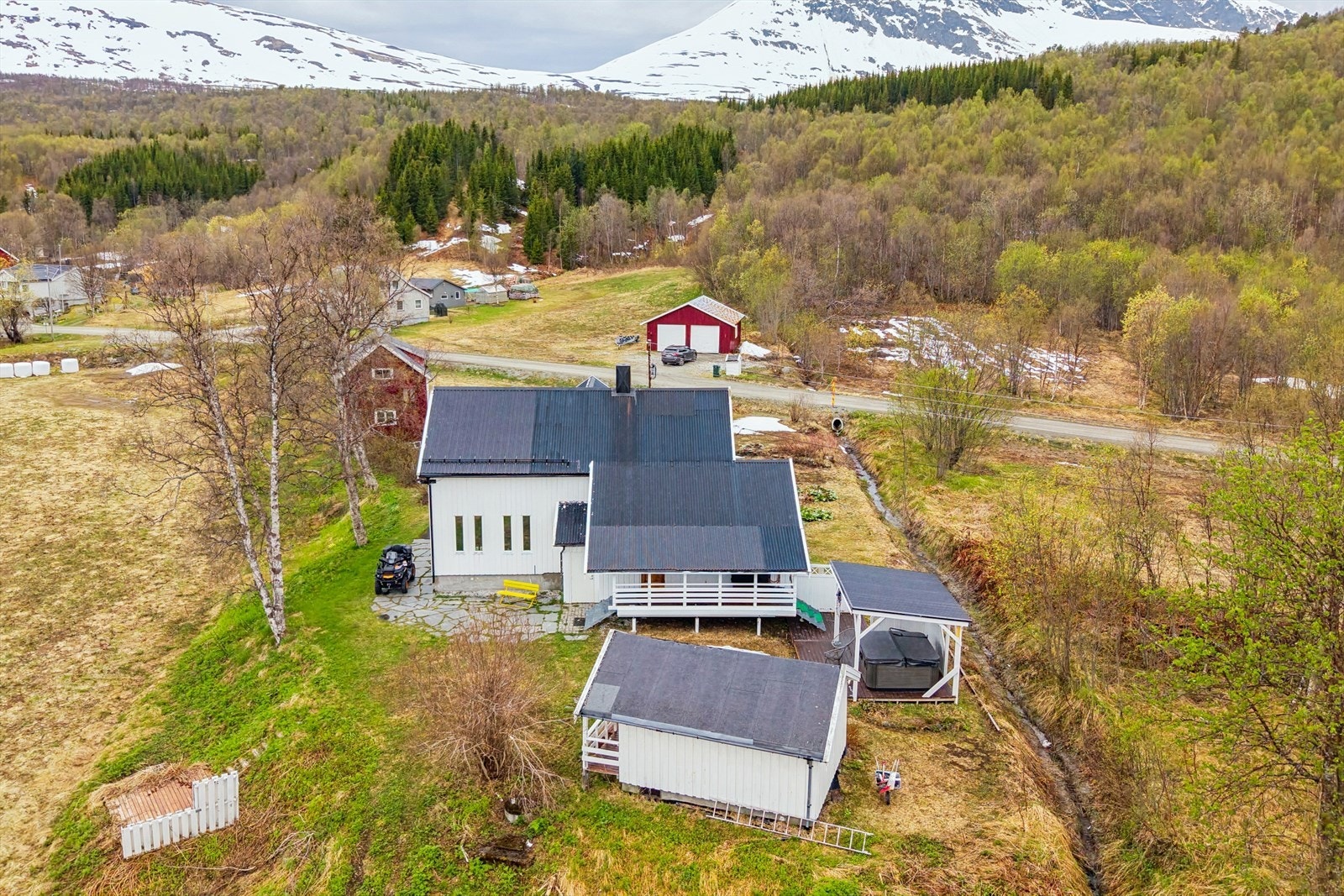 Eiendommen har en idyllisk beliggenhet i et stille og naturskjønt område ved Oksfjordvannet. Her bor du tett på den storslåtte nordnorske naturen, med umiddelbar tilgang til både fjell, vidder og vann som åpner for et aktivt friluftsliv året rundt. Galleribilde
