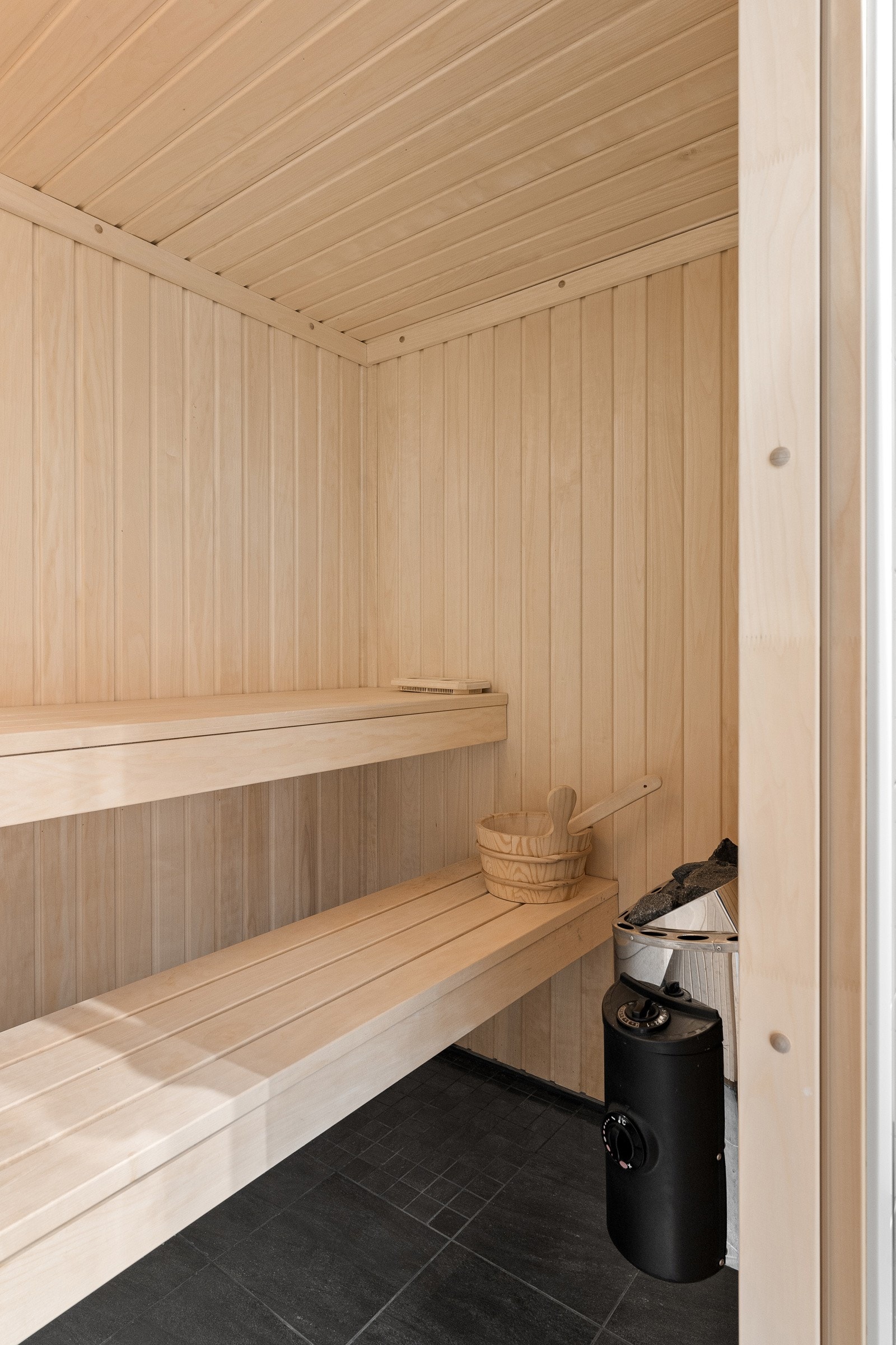 Fra dette badet er det adkomst til badstue med sittebenker og badstuovn fra 2016 Galleribilde