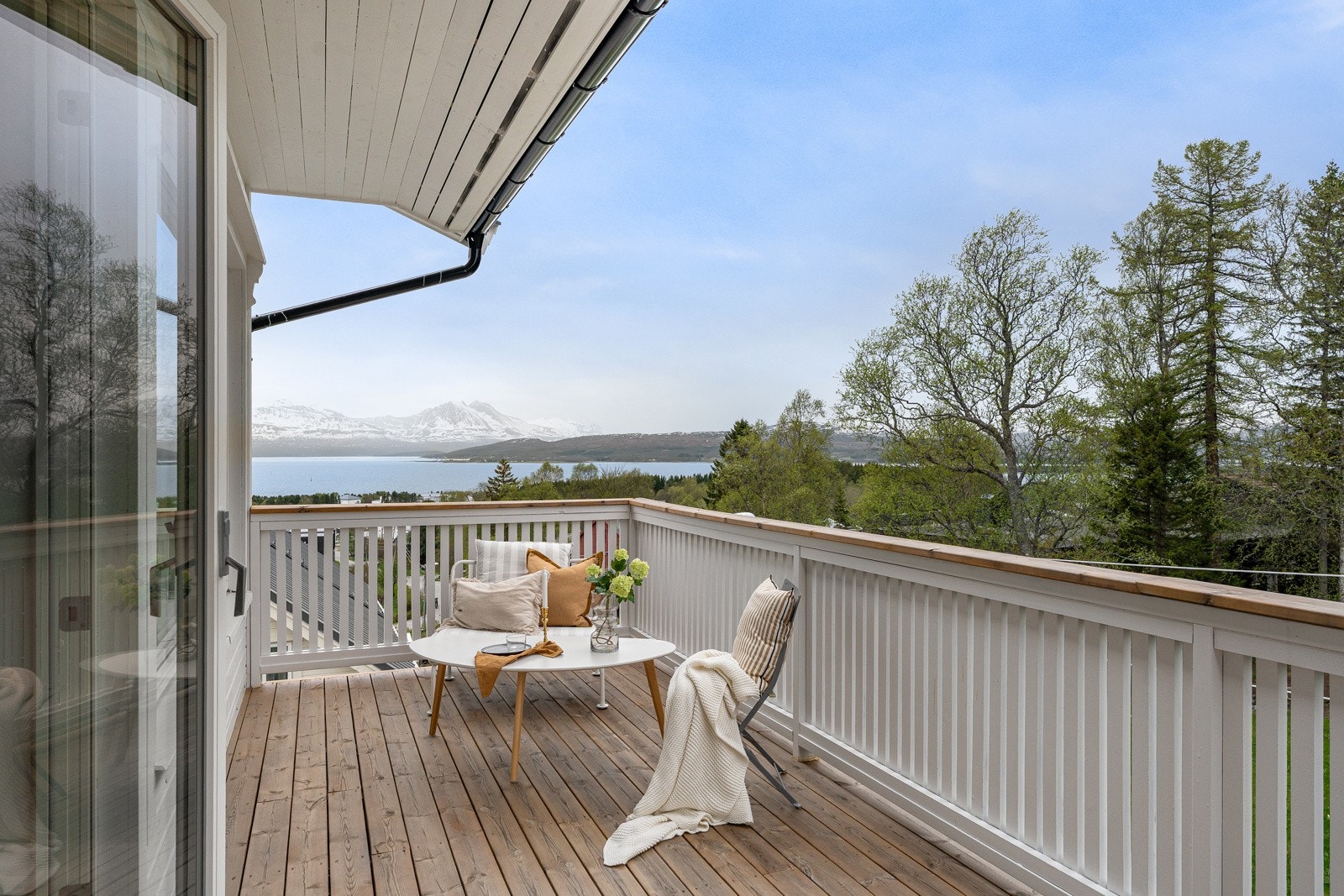 Balkongen er på ca. 13 kvm og har gode solforhold til sent på kvelden og fantastisk utsikt! Galleribilde