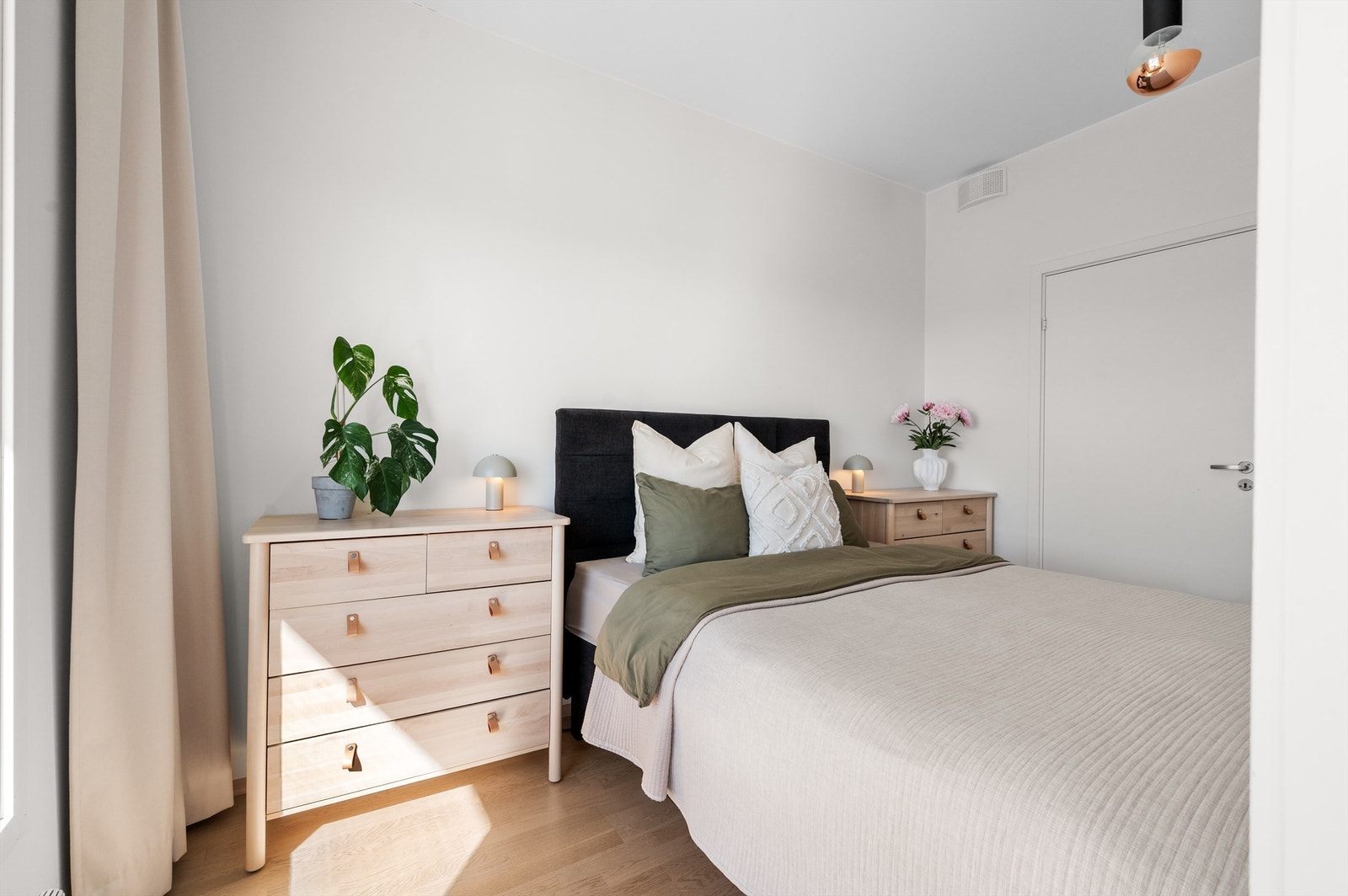 Fra soverommet er det adkomst til walk-in closet/innvendig bod. Galleribilde