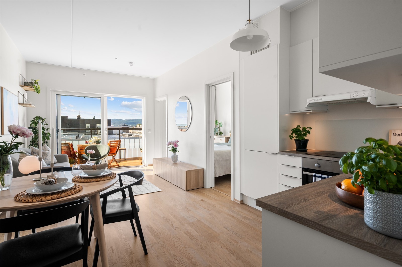 Sosial og åpen planløsning med plass til egen spisesone. Galleribilde