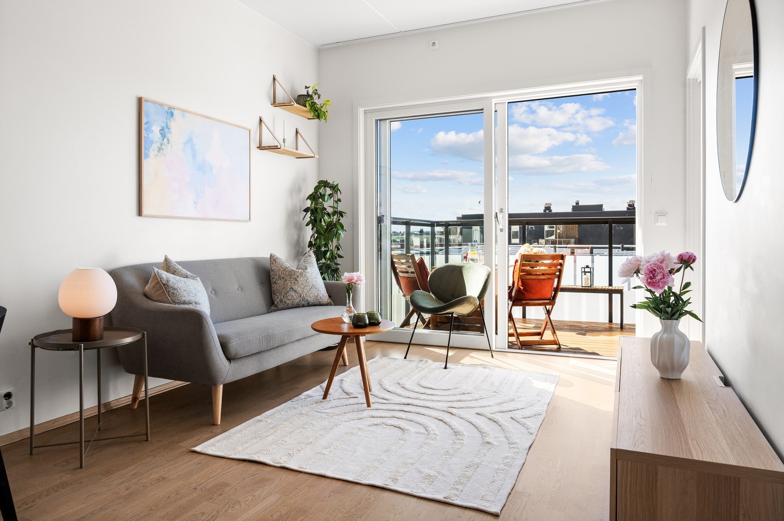 Overflatene er holdt i behagelige og tidsriktige nyanser. Galleribilde