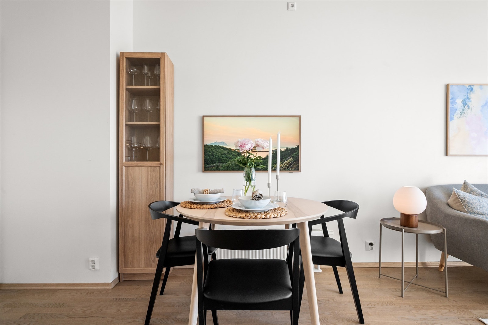Hele boligen har gjennomgående behagelig fargevalg som gjør dette til et innbydende hjem. Hvem vil du invitere på besøk? Galleribilde