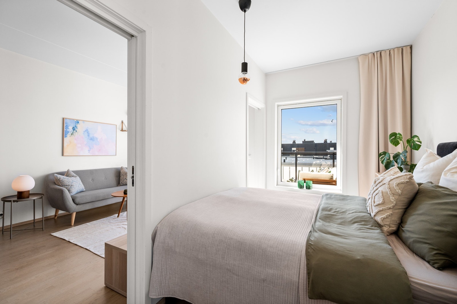Rommet har en lun og behagelig atmosfære med en dempet fargepalett. Galleribilde