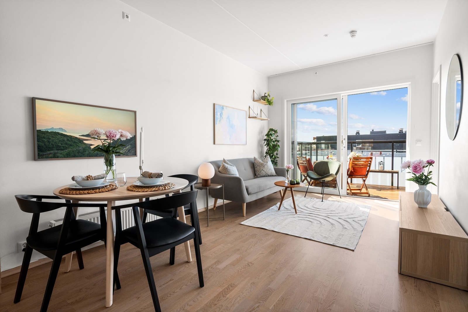Boligen har en meget god planløsning og holder god standard. Stuen er av god størrelse med plass til sofa, tilhørende salongbord og TV-seksjon. Galleribilde