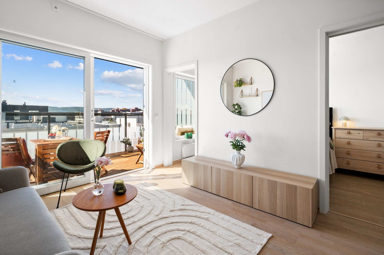 En nydelig 2-roms med attraktiv beliggenhet på Løren. Dette er et svært ettertraktet nabolag, perfekt for deg som ønsker nærhet til det meste. Galleribilde