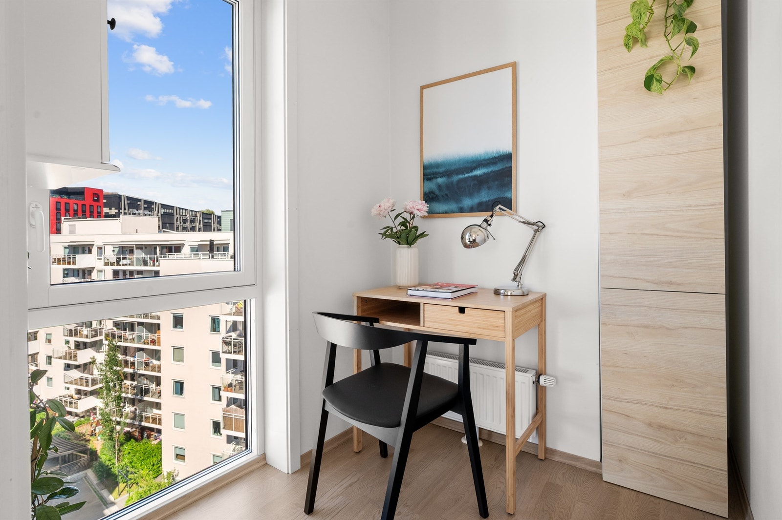 Denne boden har vindu som gjør at rommet har flere bruksmuligheter og kan tilpasses etter behov. Rommet er godkjent som bod og er ikke godkjent for varig opphold. Galleribilde