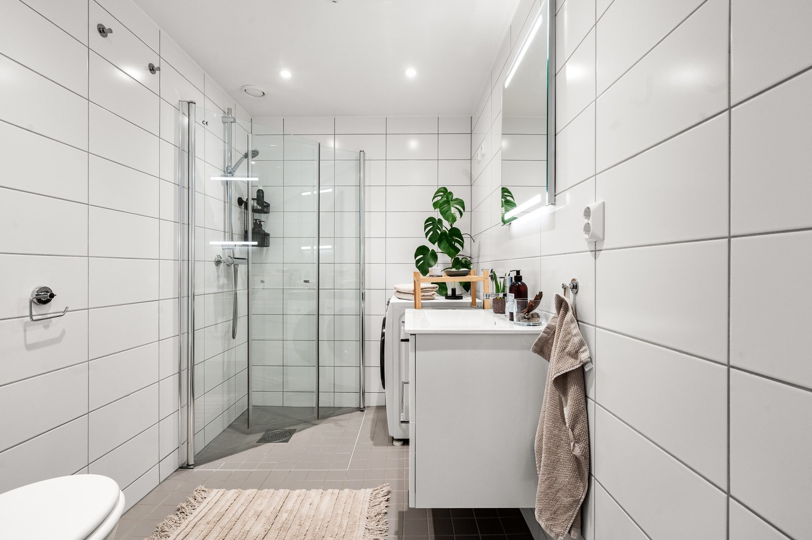 Lyst og lekkert bad/wc fra 2018. Innredningen er fra Norema og består av vegghengt klosett, servant med innredning og speil med lys. Dusjhjørnet har svingbare glassdører. Galleribilde