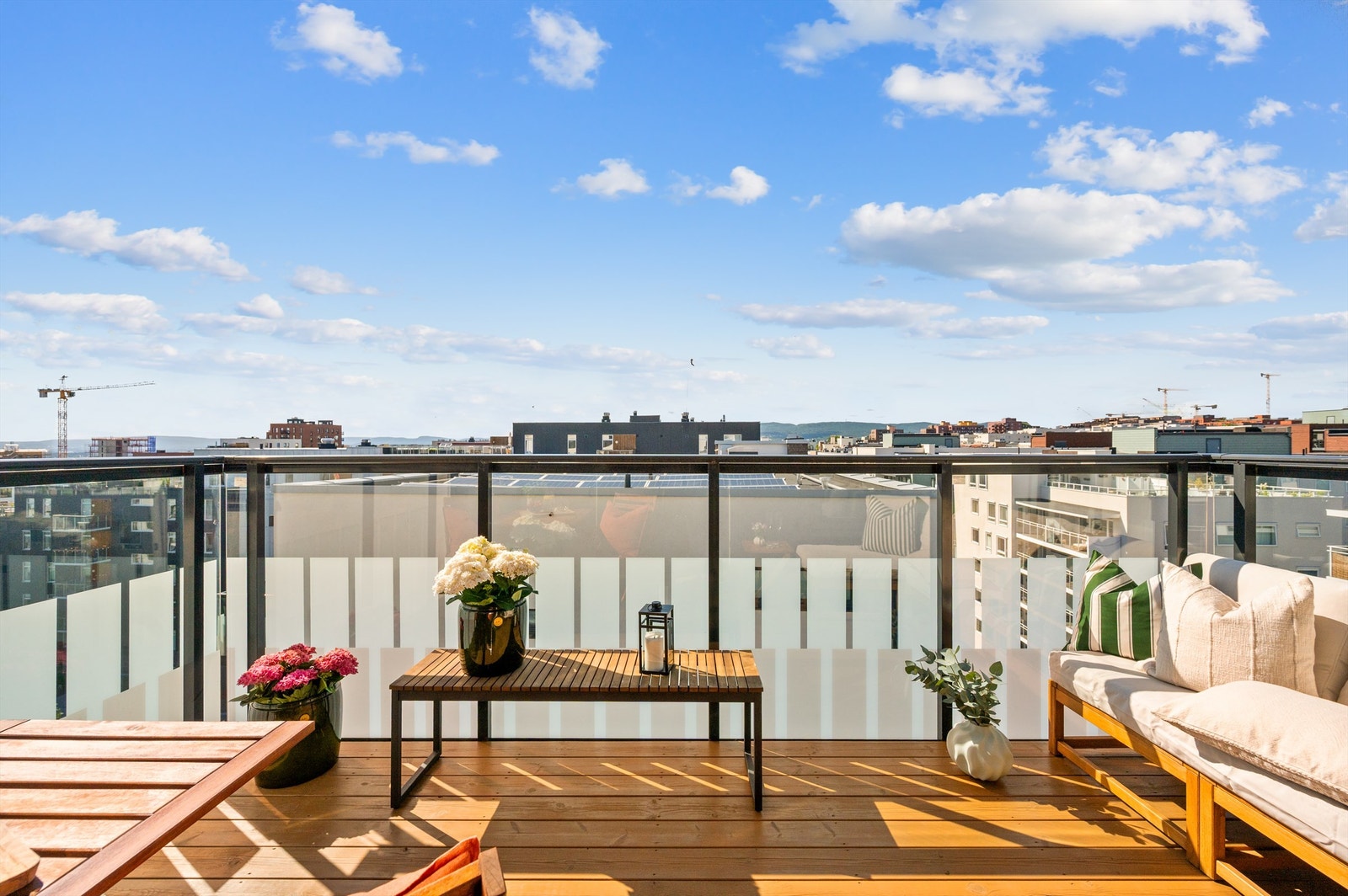 Velkommen ut i solen! Fra stuen kommer man ut til boligens vestvendte balkong på ca. 9 kvm. Om sommeren brukes balkongen som en del av stuen. Galleribilde