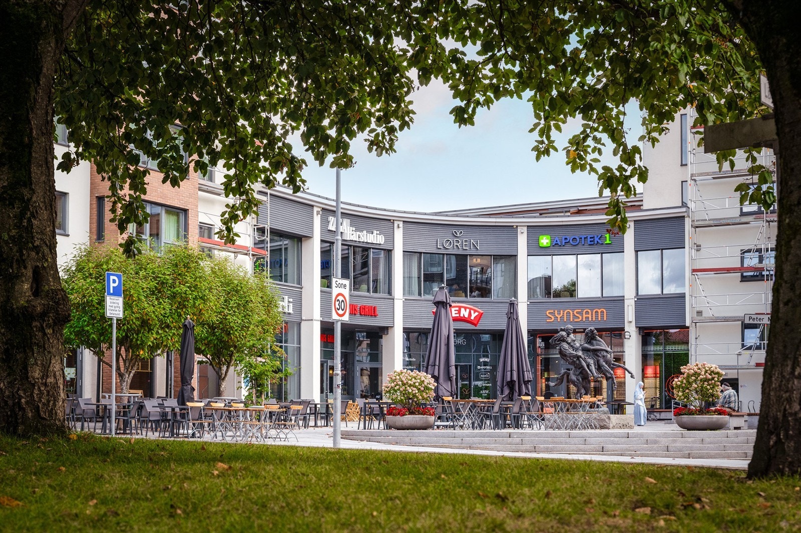 På Løren Torg finner du en rekke butikker. Her kan også dagligvarehandelen gjøres på Meny. Galleribilde
