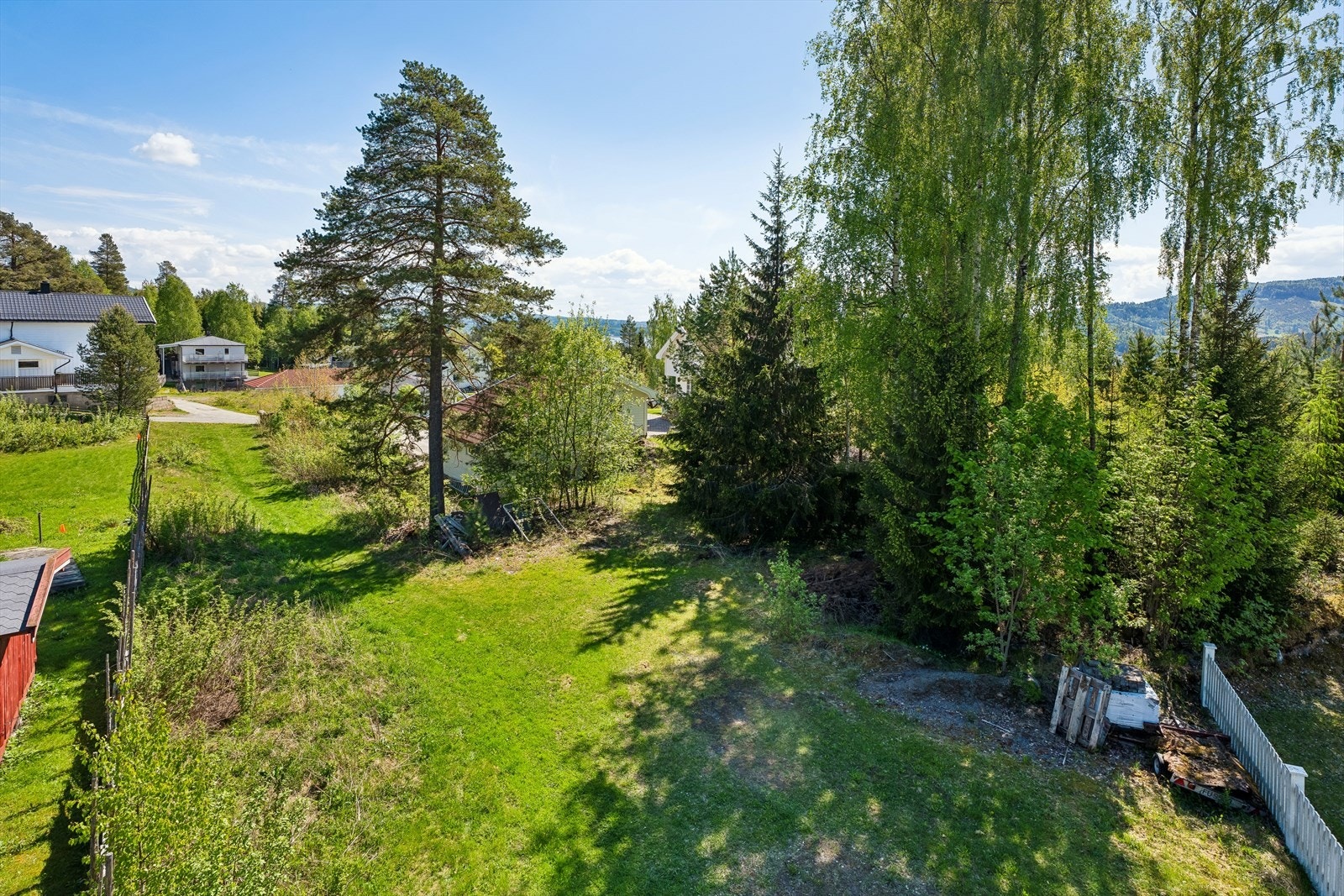 Det er endel vegetasjon på tomten, men ligger opp i terrenget med god utsikt over omkringliggende områder og Mjøsa! Galleribilde