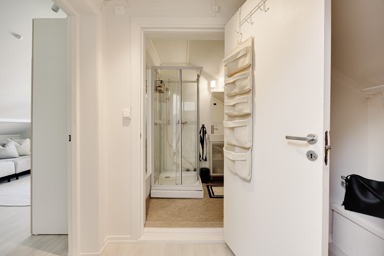Badet ligger praktisk til ved entréen. Badet har et oppgraderingsbehov og er av eldre dato, men har vært brukt av nåværende eier slik det står i dag. Galleribilde