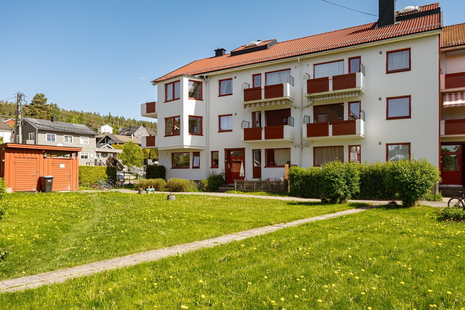 Leiligheten ligger rolig og tilbaketrukket til i populære Haneborglia på Fjellhamar, med kort gangavstand til Fjellhamar stasjon, marka og daglige gjøremål. Galleribilde