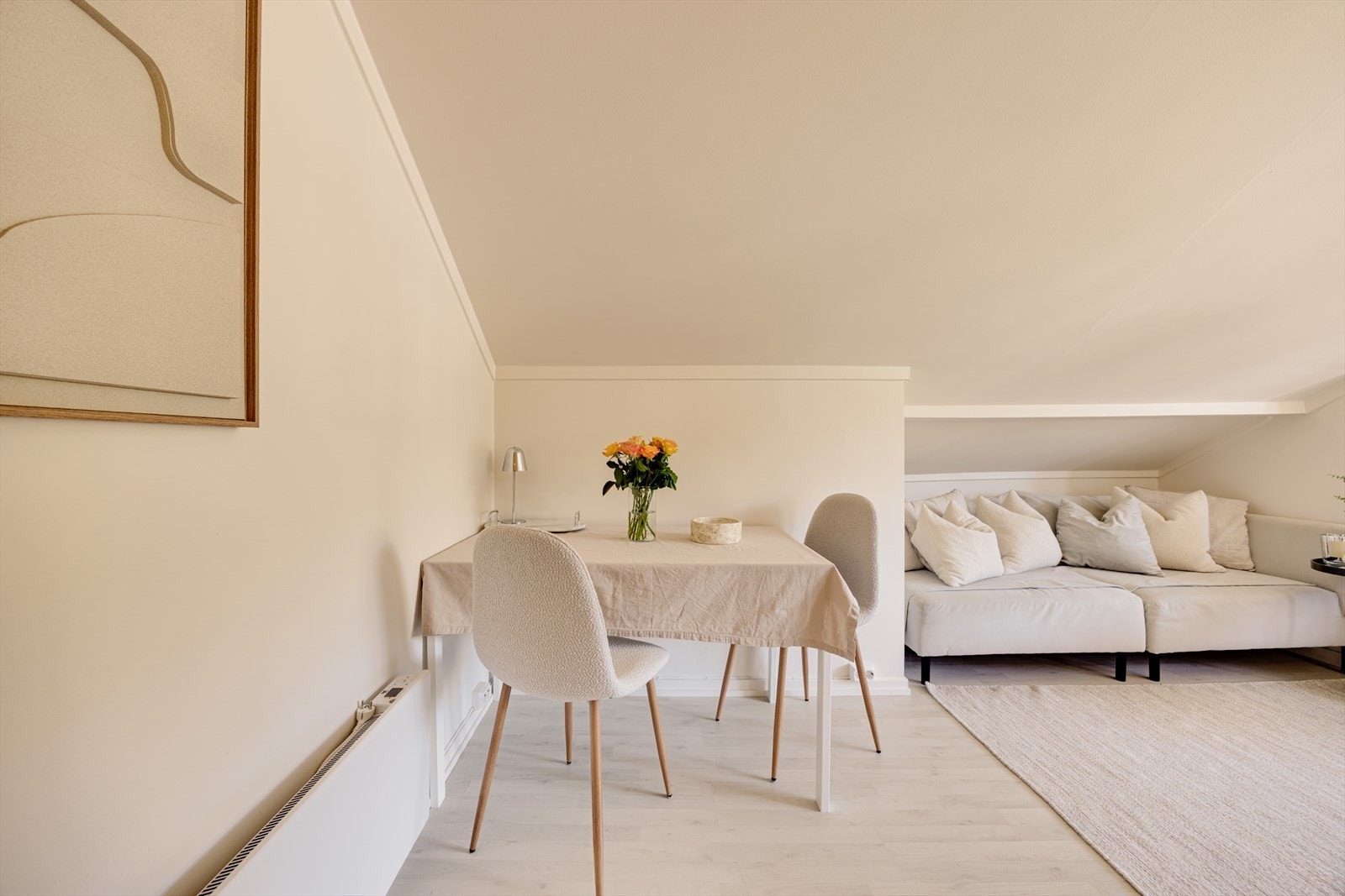 Det er også plass til en liten spiseplass i tilknytning til stuen/kjøkkenet. Galleribilde