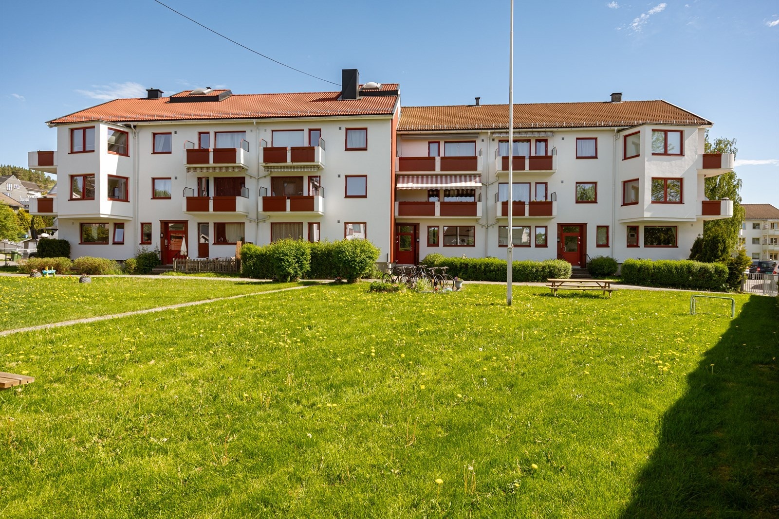 Borettslaget Haneborg II består av velholdte bygninger med grønne fellesområder. Fritiden byr på et mangfold av muligheter. Rett ved boligen starter turstiene som leder inn i marka, et utgangspunkt for gåturer, løping og ski om vinteren. Galleribilde
