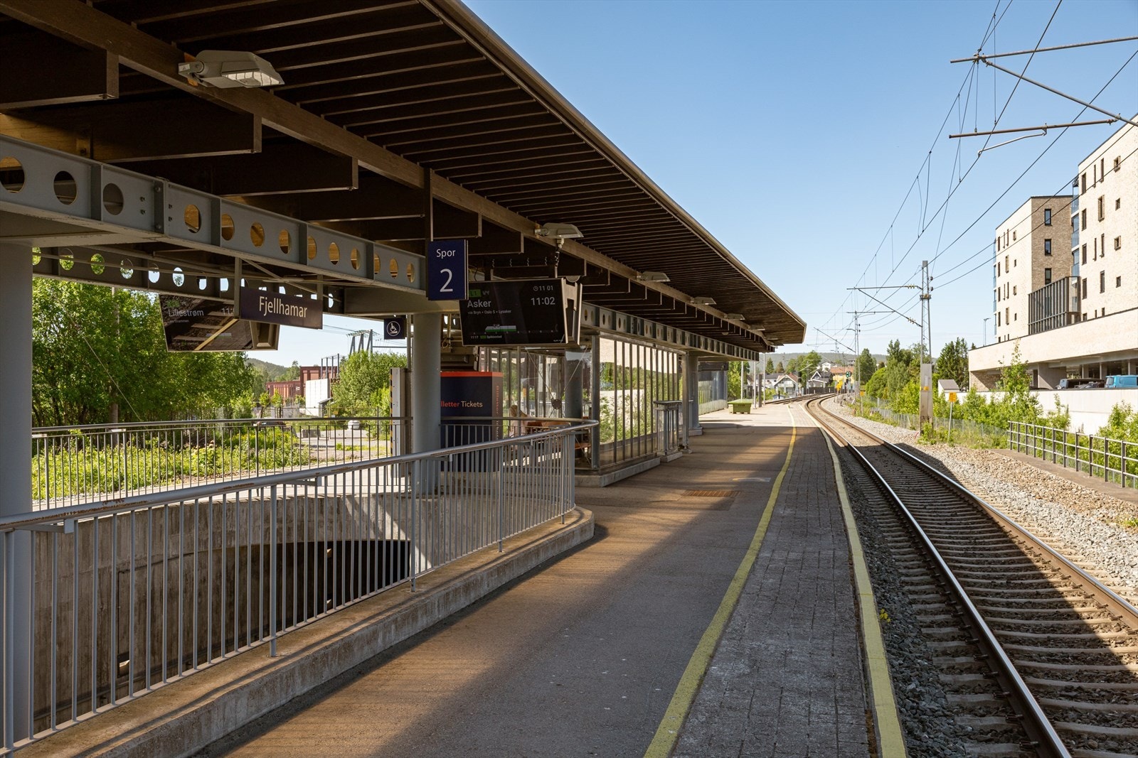 Her bor du med Fjellhamar stasjon kun et par minutters gange unna, hvor toget tar deg effektivt til Oslo S eller Lillestrøm. Denne balansen mellom ro og tilgjengelighet preger hverdagen. Galleribilde