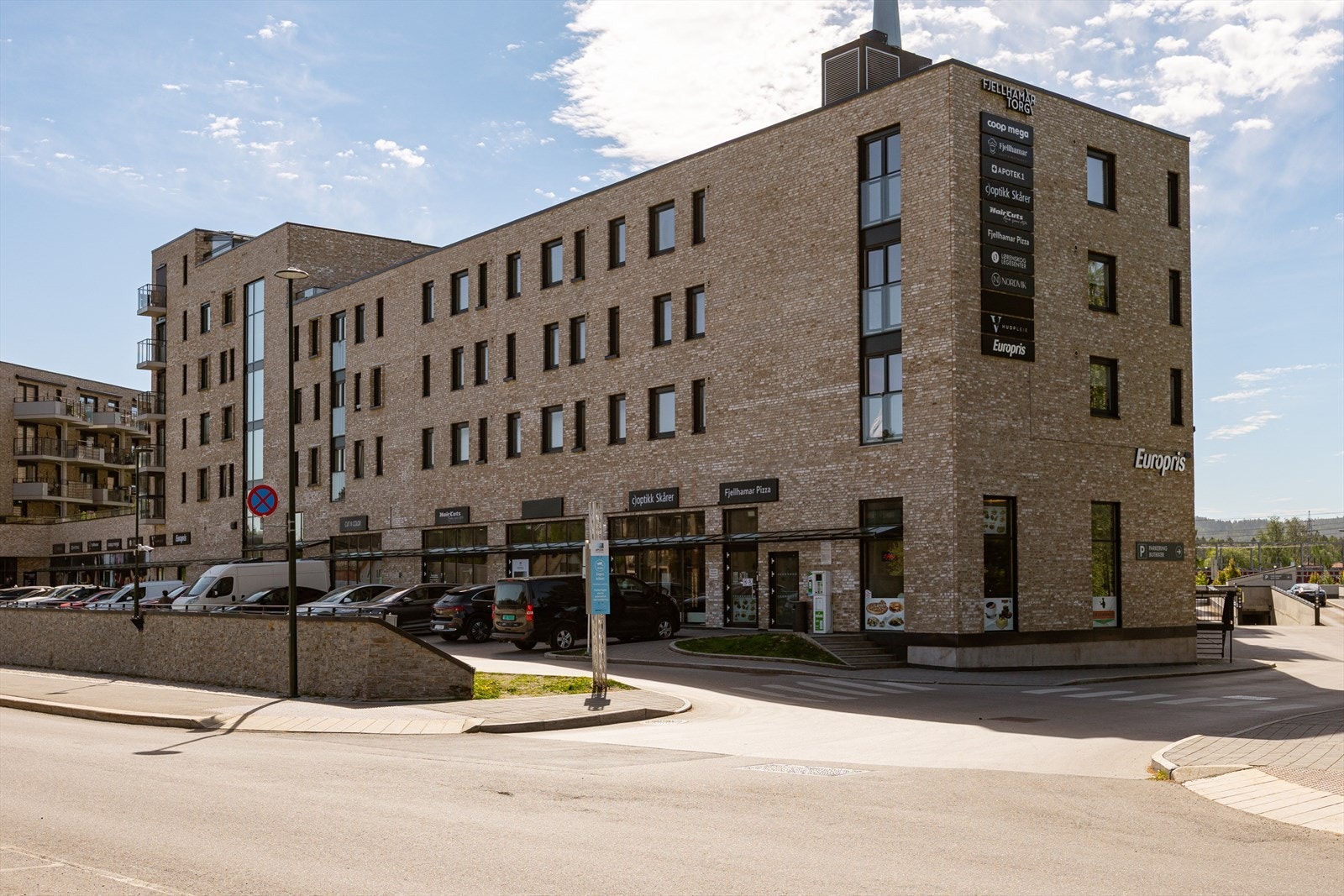 De daglige innkjøpene gjøres enkelt til fots, med blant annet dagligvare, apotek og Fjellhamar Bistro i umiddelbar nærhet. Galleribilde