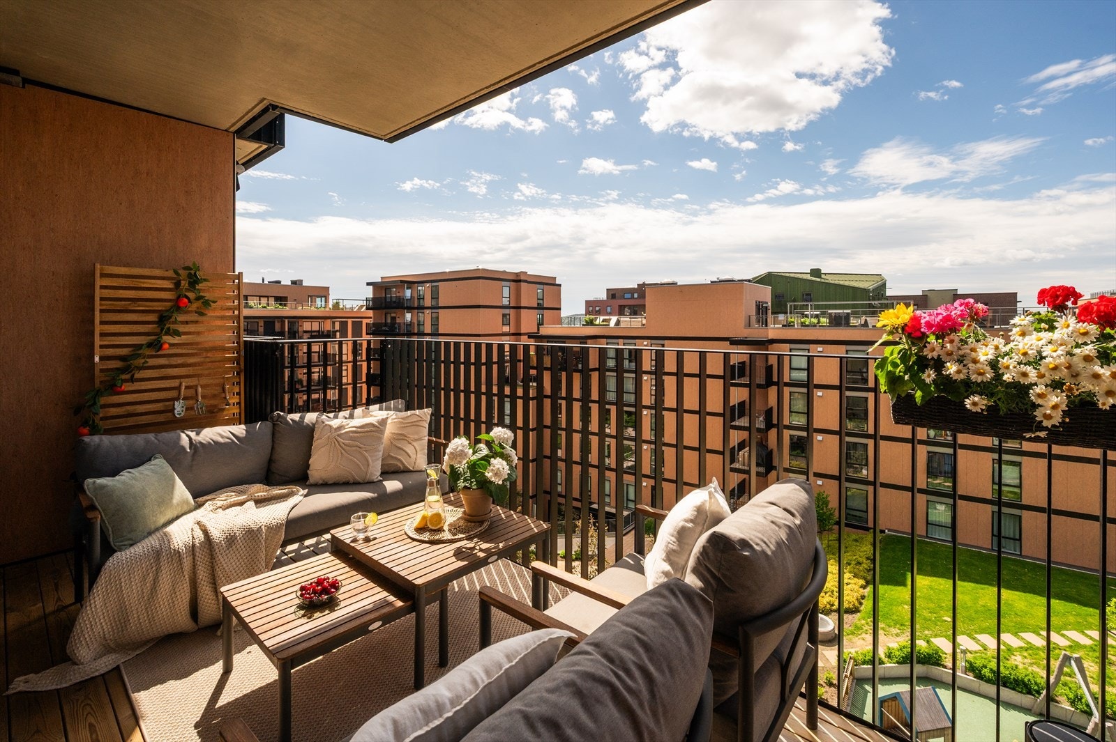 Sydvestvendt balkong på ca. 9 m² med plass til loungegruppe og blomsterkasser - nyt solen og utsikten. Galleribilde