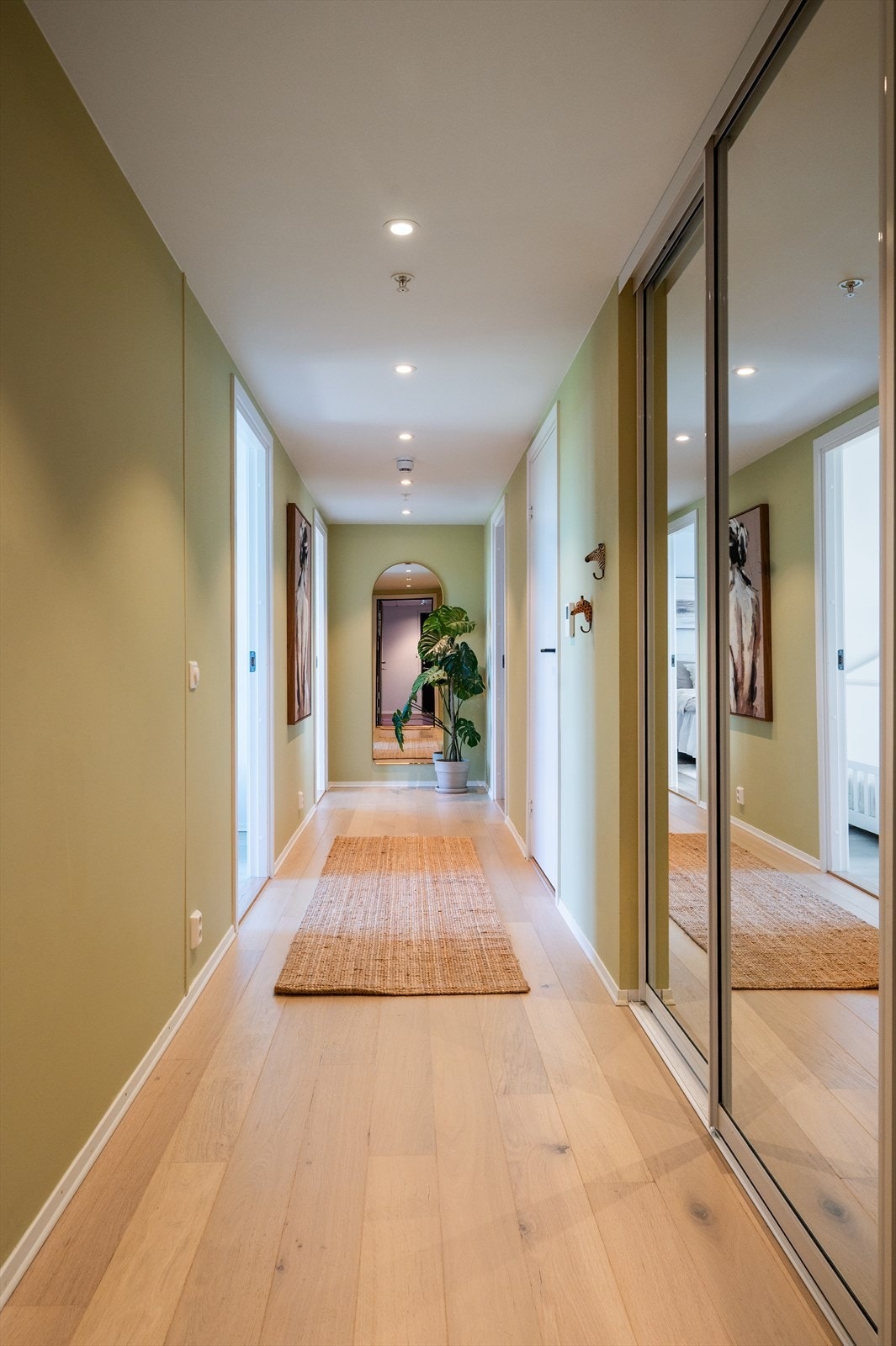 Praktisk gang med speilfrontet skyvedørsgarderobe og downlights i tak. Galleribilde