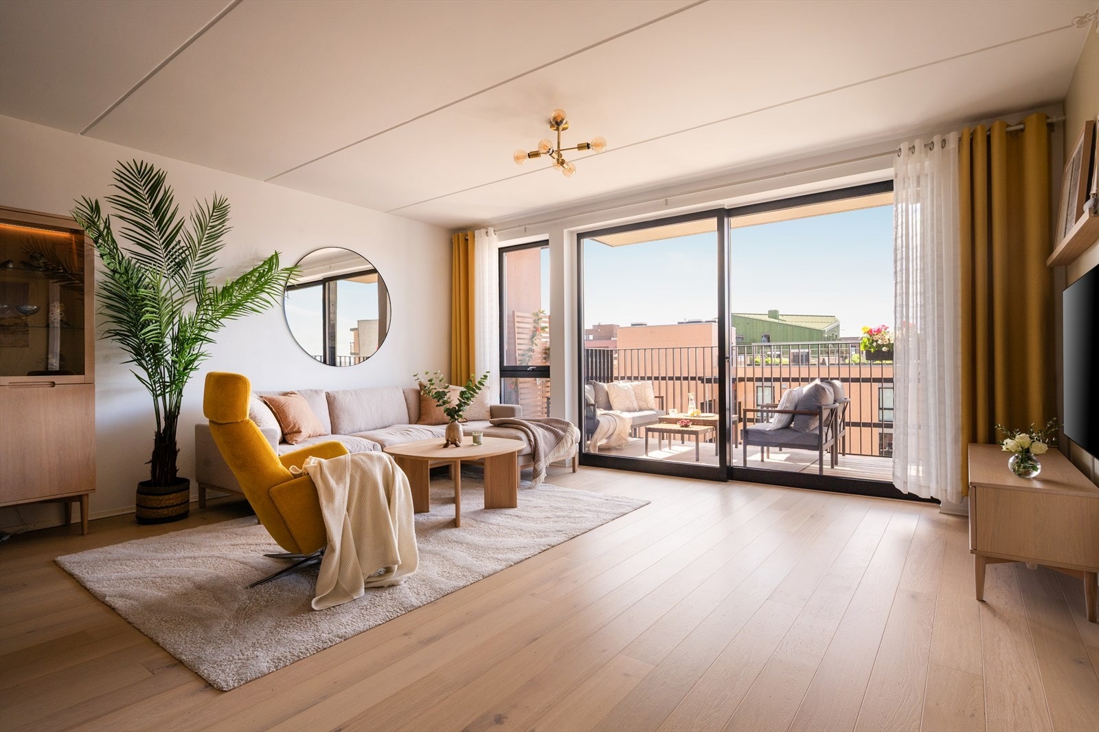 Store skyvedører slipper inn godt med naturlig dagslys. Leilighetens planløsning er god og gjennomgående. Galleribilde