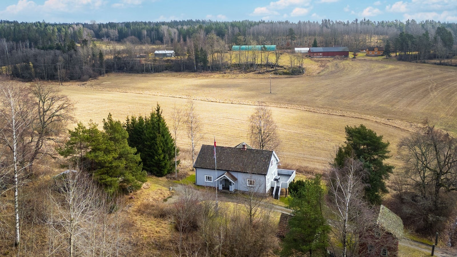 Omgivelsene består av vakkert åkerlandskap samt skog og mark, som gir et mangfold av turmuligheter for friluftsentusiaster. Galleribilde