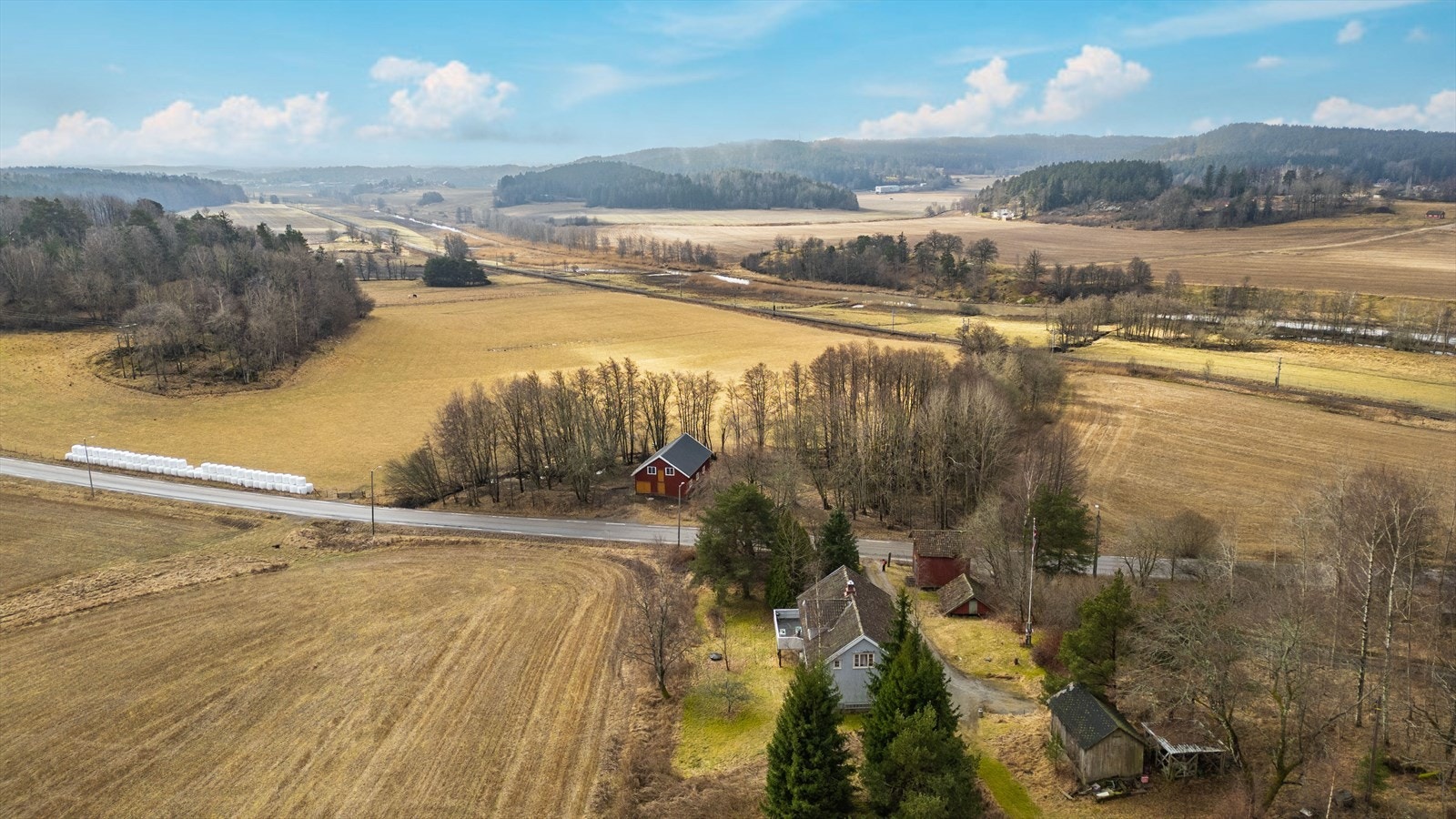Eiendommen har stor tomt med gode muligheter for parkering på egen grunn. Det er adkomst fra Skogstrandveien, og tomtens størrelse gir fleksible parkeringsmuligheter for flere biler. Galleribilde