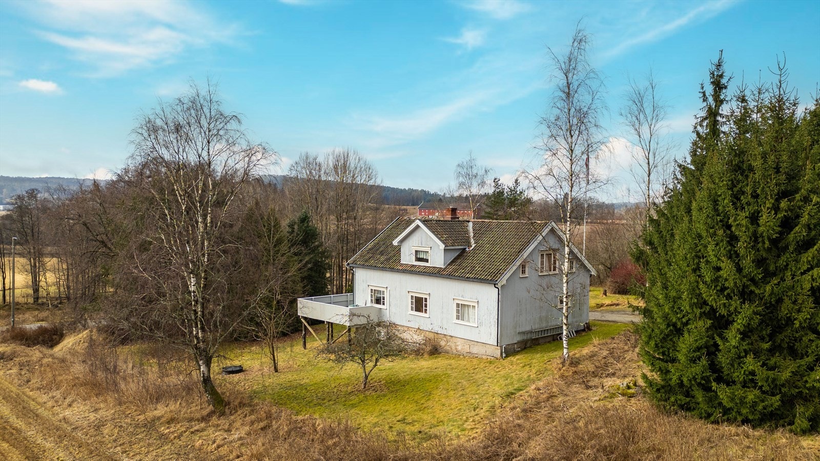 Hamid Rezaee v/ DNB Eiendom har gleden av å presentere Skogstrandveien 75! Boligen er et oppussingsprosjekt som gir kjøper gode muligheter til å modernisere og sette sitt eget preg. Galleribilde
