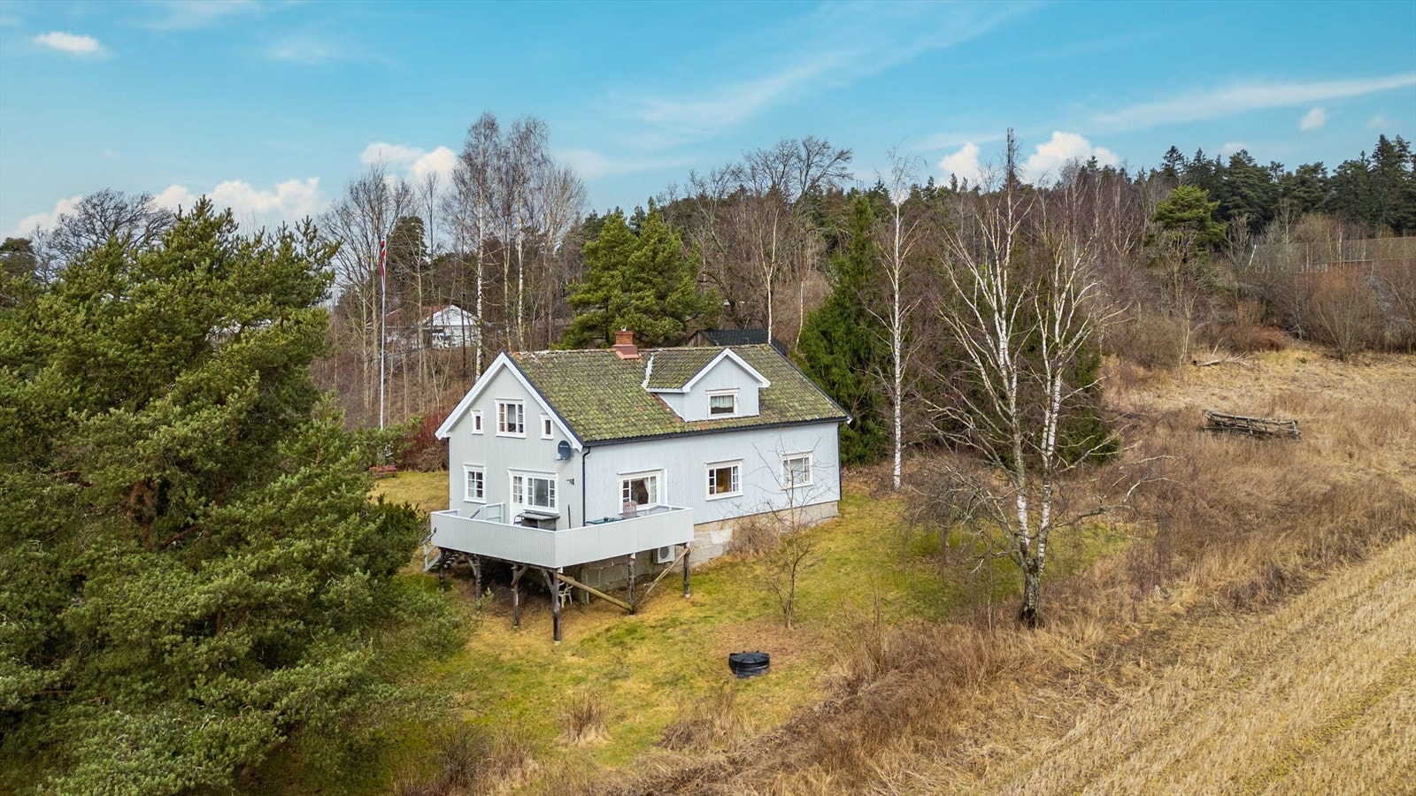 Eiendommen ligger på en stor og romslig tomt, med gode utearealer rundt boligen og naturlige omgivelser. Galleribilde
