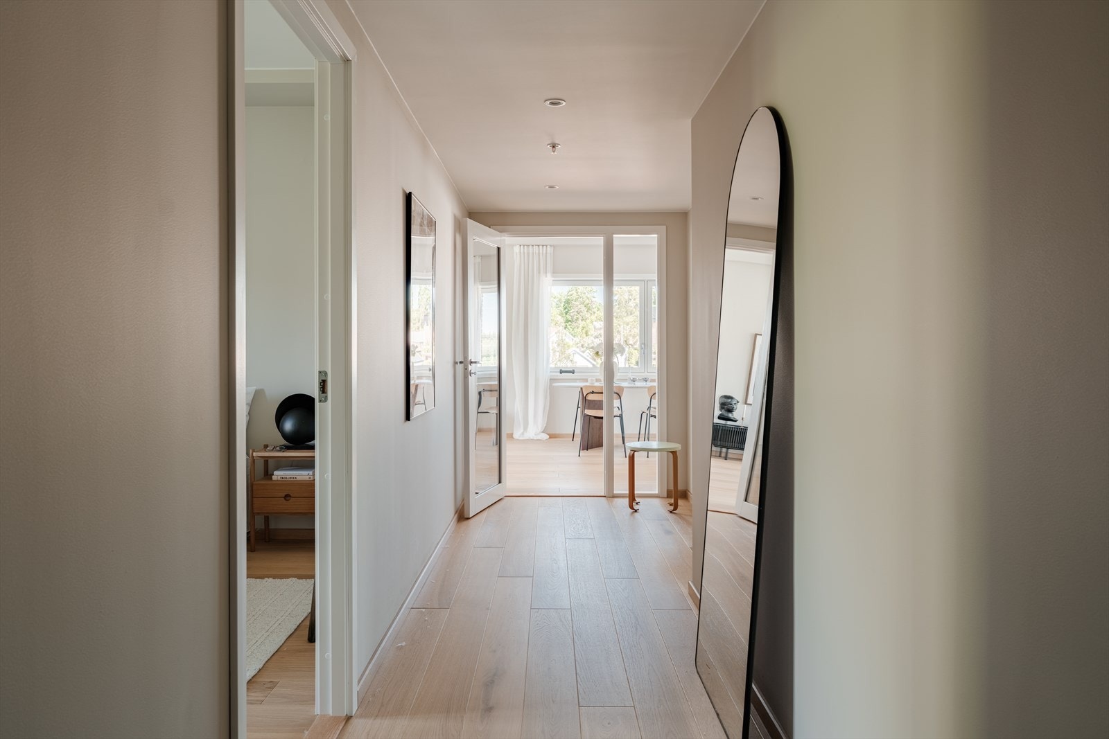 I gangen/entréen finner man et soverom og bad, gangen fører videre til stue/kjøkken. Galleribilde