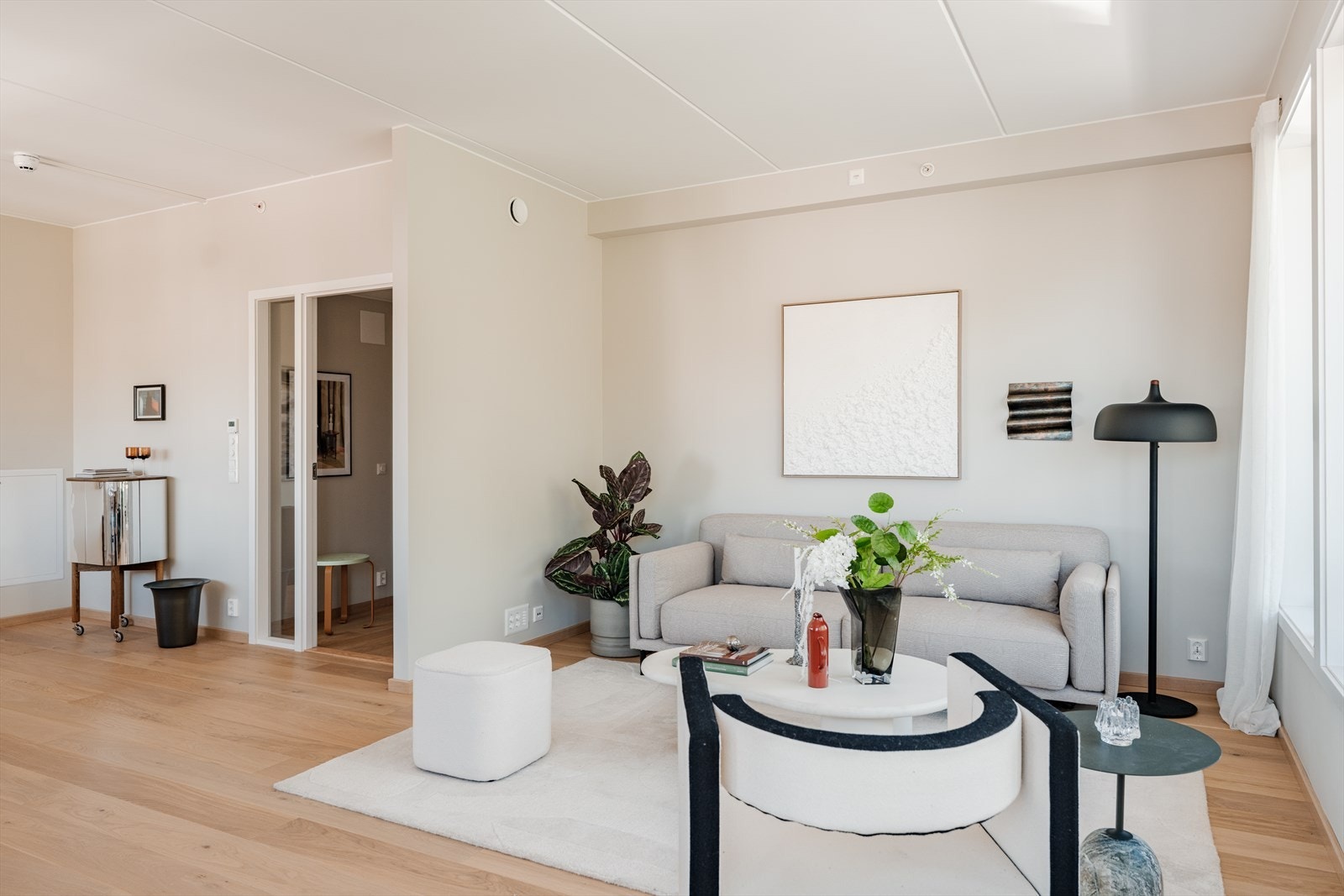 Stor plass til sittegruppe og mediemøblement i stuen. Galleribilde