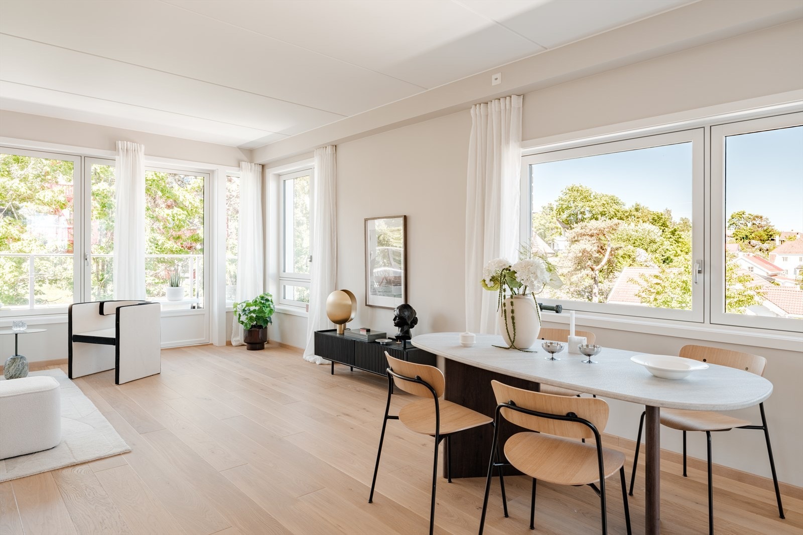 God plass til et stort spisebord i spisestuen. Galleribilde