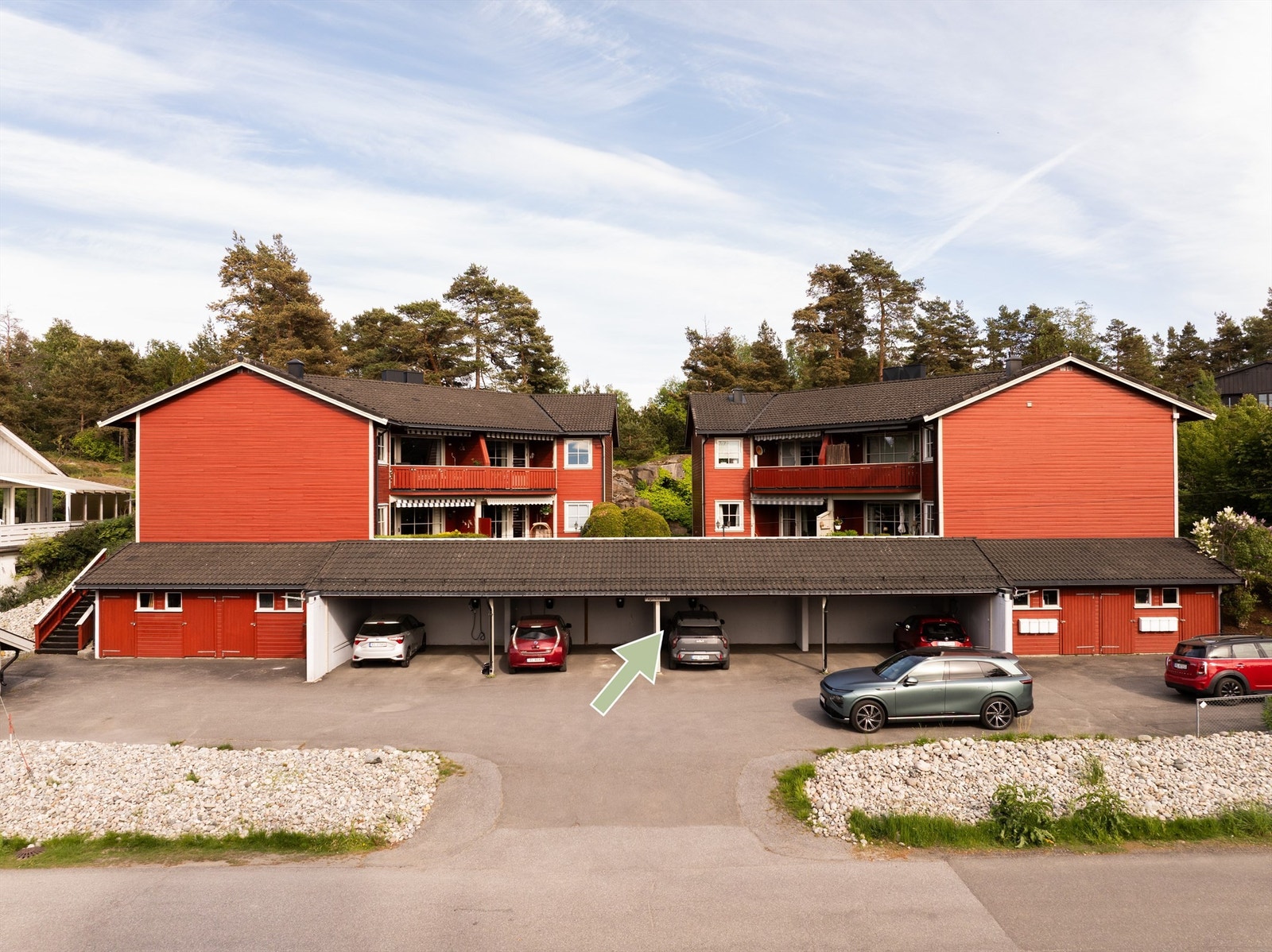 Sameiet har felles carport-anlegg mot Fagerliveien der leiligheten disponerer en biloppstillingsplass. Galleribilde
