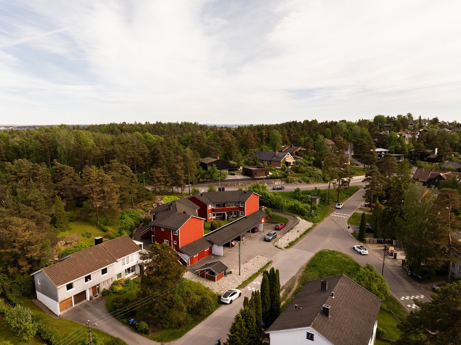Til byen er det gangavstand. Dagligvarer kan enkelt handles ved nærsenter på Wilbergjordet. Galleribilde