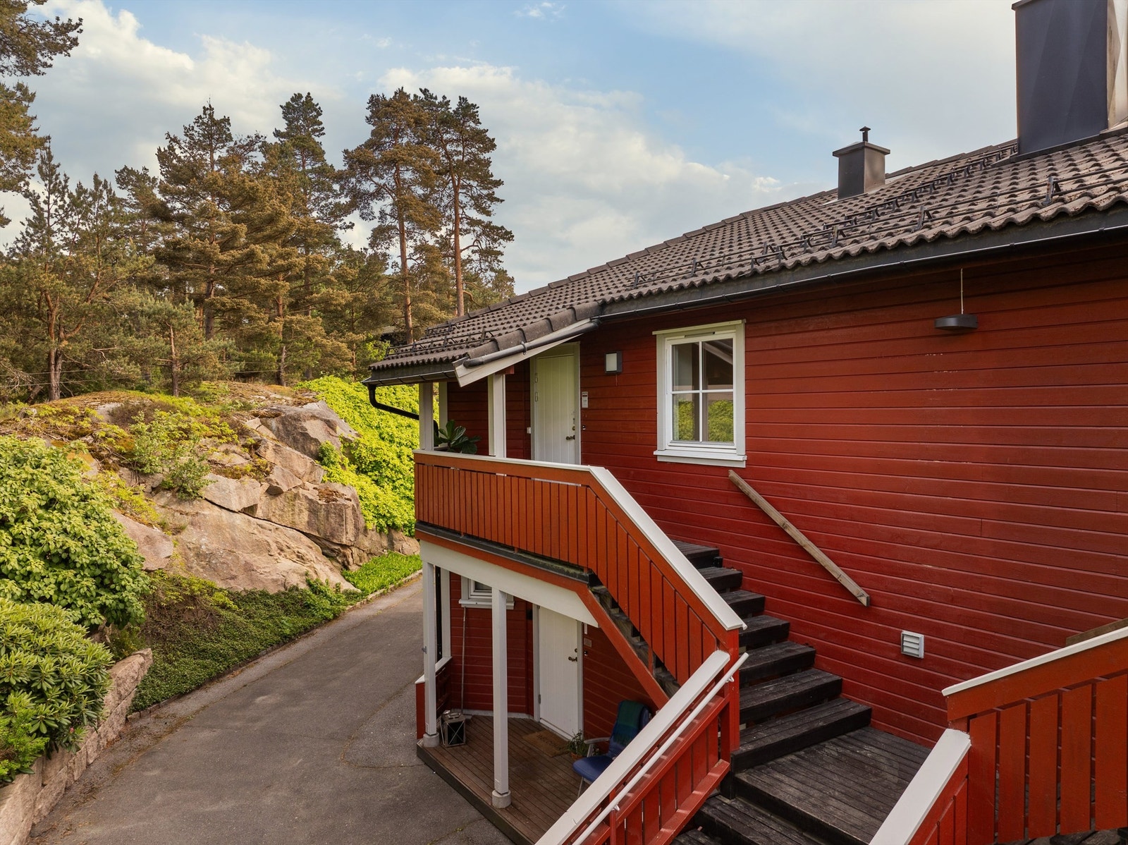 Svalgangen utenfor ytterdøren benyttes kun av denne leiligheten, og kan i praksis benyttes som en ekstra uteplass til å drikke morgenkaffen. Galleribilde