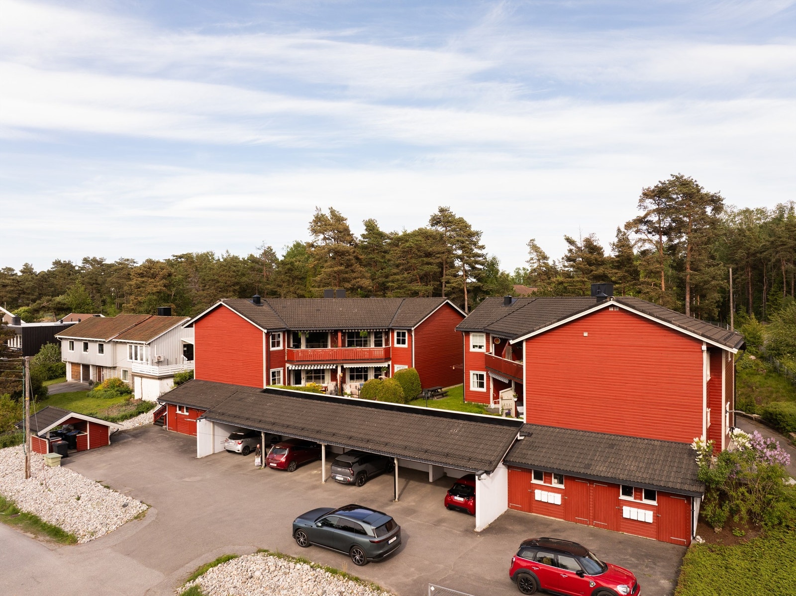 Bodene er fordelt på begge sider av carport-anlegget. Galleribilde