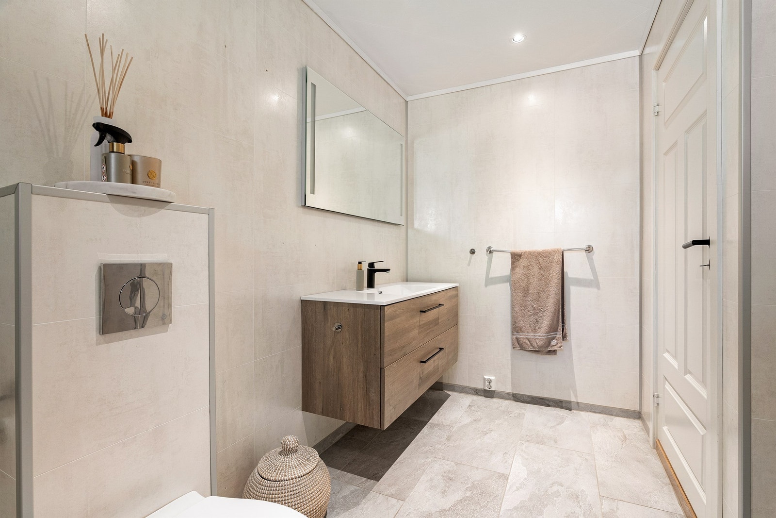 Badet ble i likhet med øvrige rom fornyet i 2018, og i 2020 ble nye baderomsmøbler installert av Østsiden VVS. Galleribilde