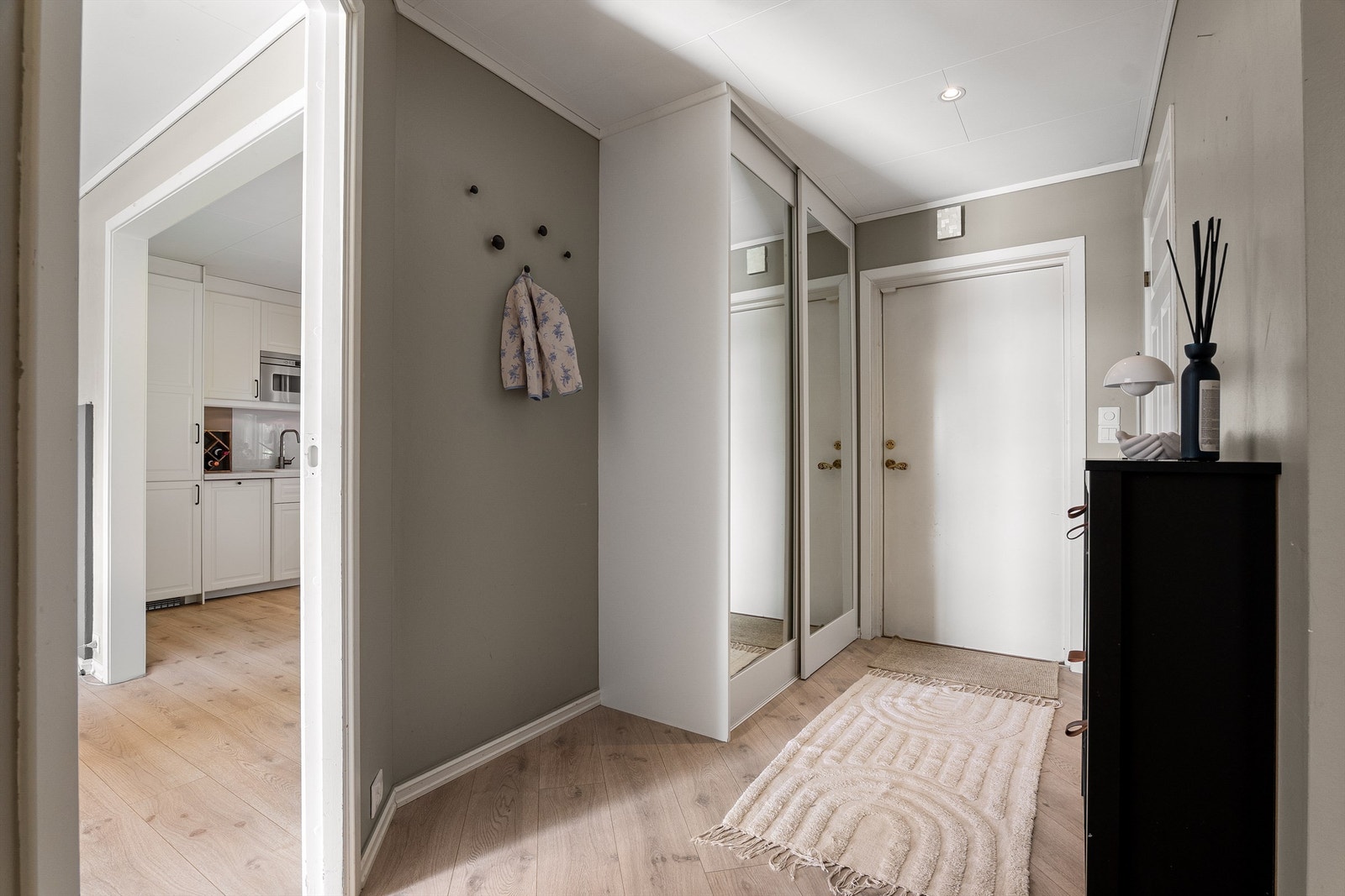 I entreens skyvedørsgarderobe kan yttertøyet enkelt henges av og hentes ut. Galleribilde
