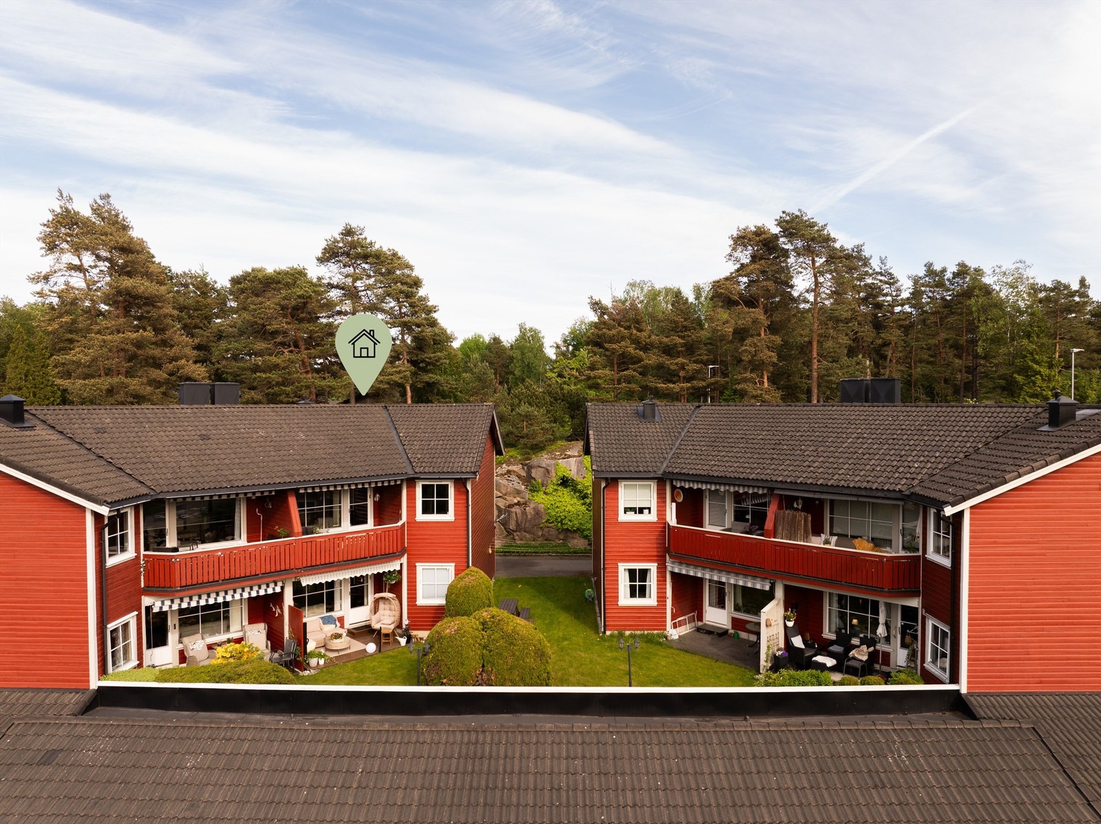 Leiligheten ligger flott til i et veldrevet sameie med 8 enheter i sørsiden av andre etasje, med veranda mot sørvest og egen svalgang på østsiden. Galleribilde